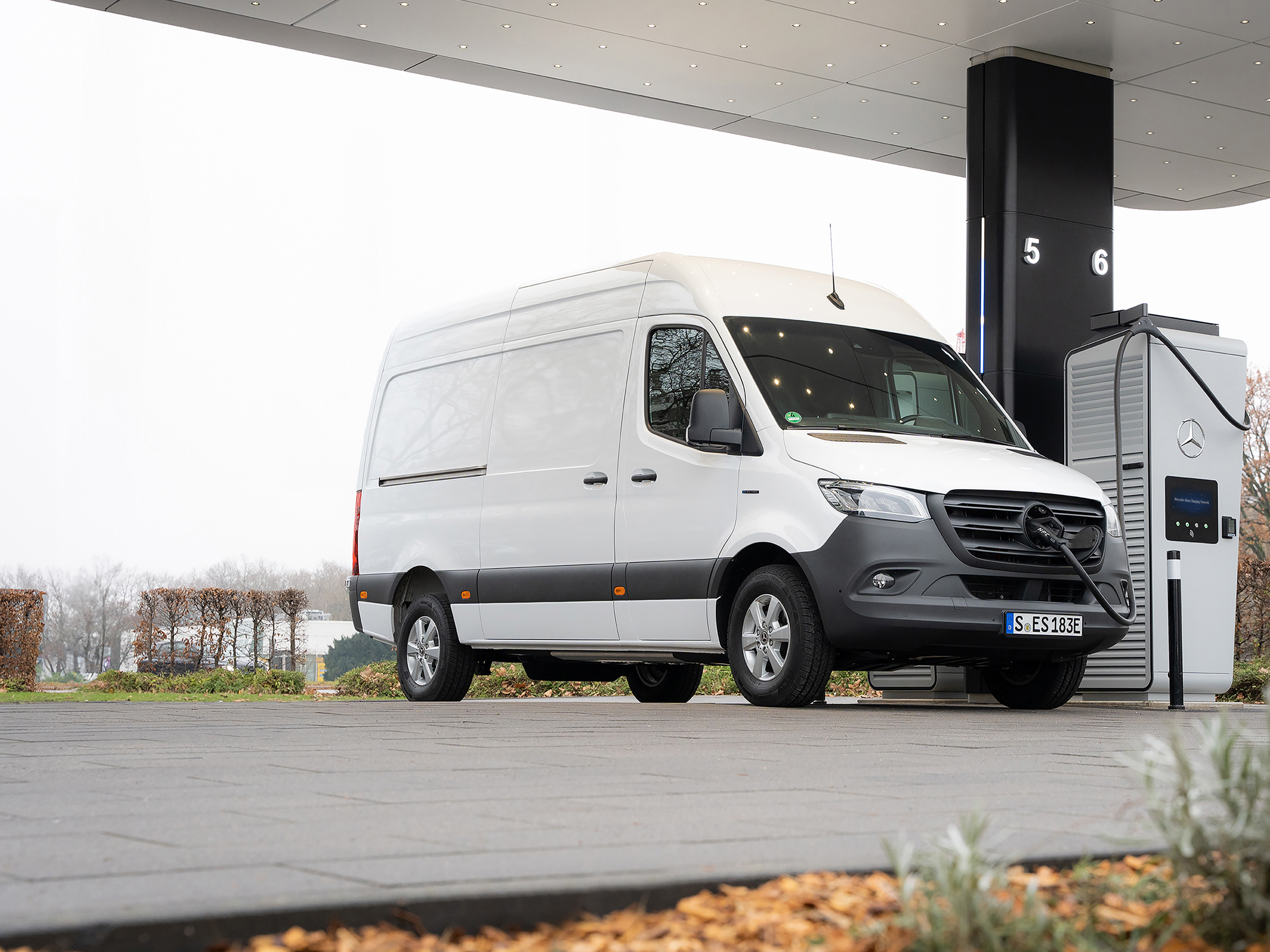 Nabíjení na veřejných nabíjecích stanicích | Nabíjení | Dodávková vozidla Mercedes-Benz Nabíjení na cestách s MB.CHARGE Public.