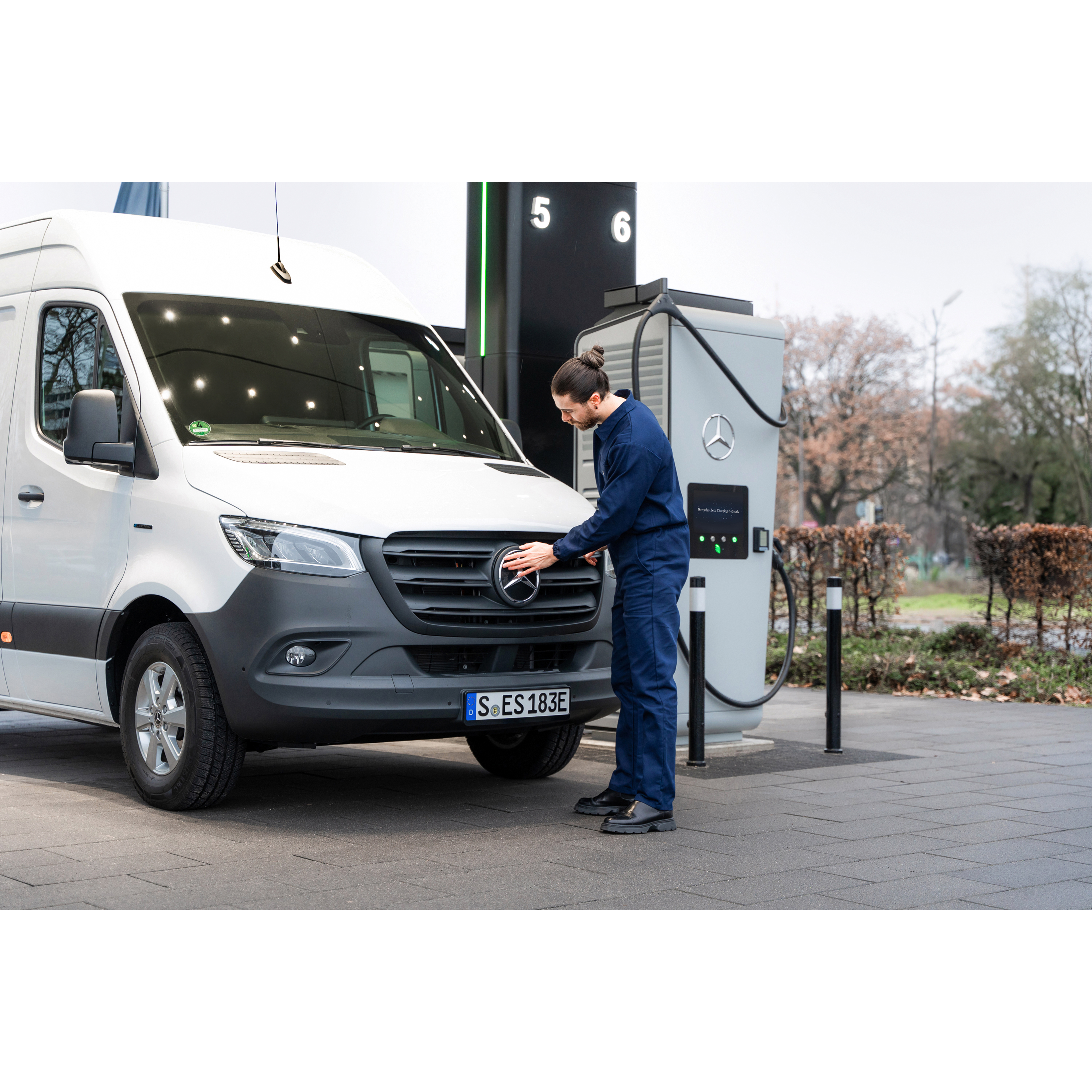 Řešení nabíjení | Dodávková vozidla Mercedes-Benz Řešení nabíjení pro Vaše elektrické užitkové dodávkové vozidlo Mercedes-Benz.