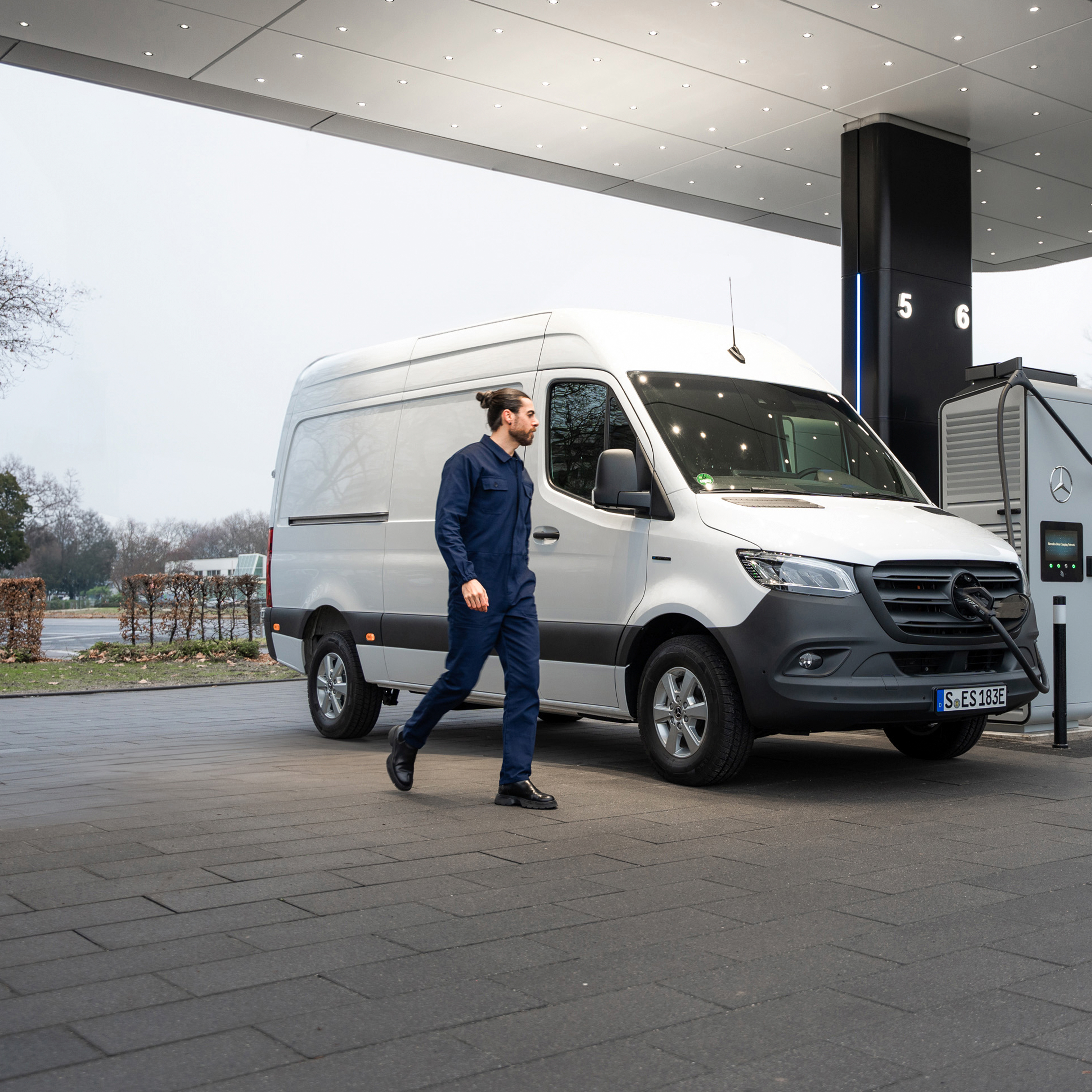 Nabíjení na cestách | Dodávková vozidla Mercedes-Benz Nabíjení na cestách s MB.CHARGE Public.