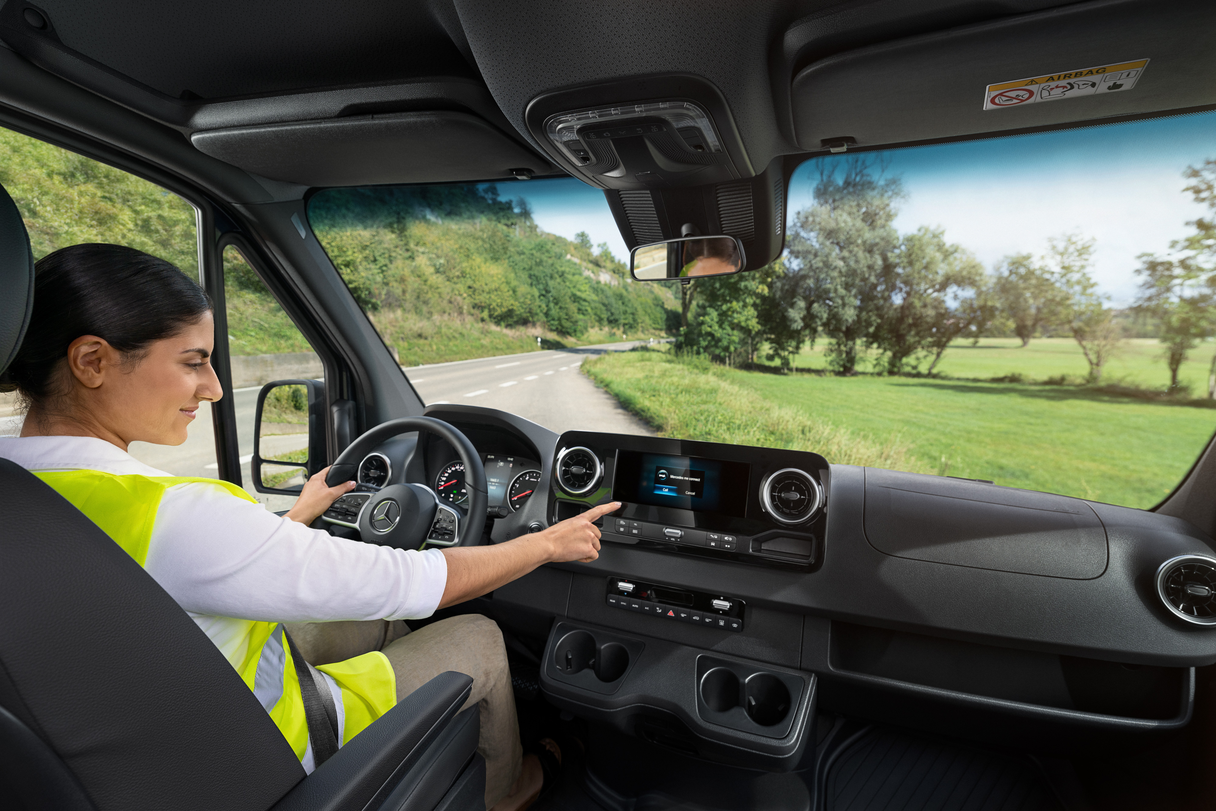 Mercedes-Benz | Pohodlí | MobiloVan Řidič kontroluje palubní displej ve svém dodávkovém vozidle Mercedes-Benz.