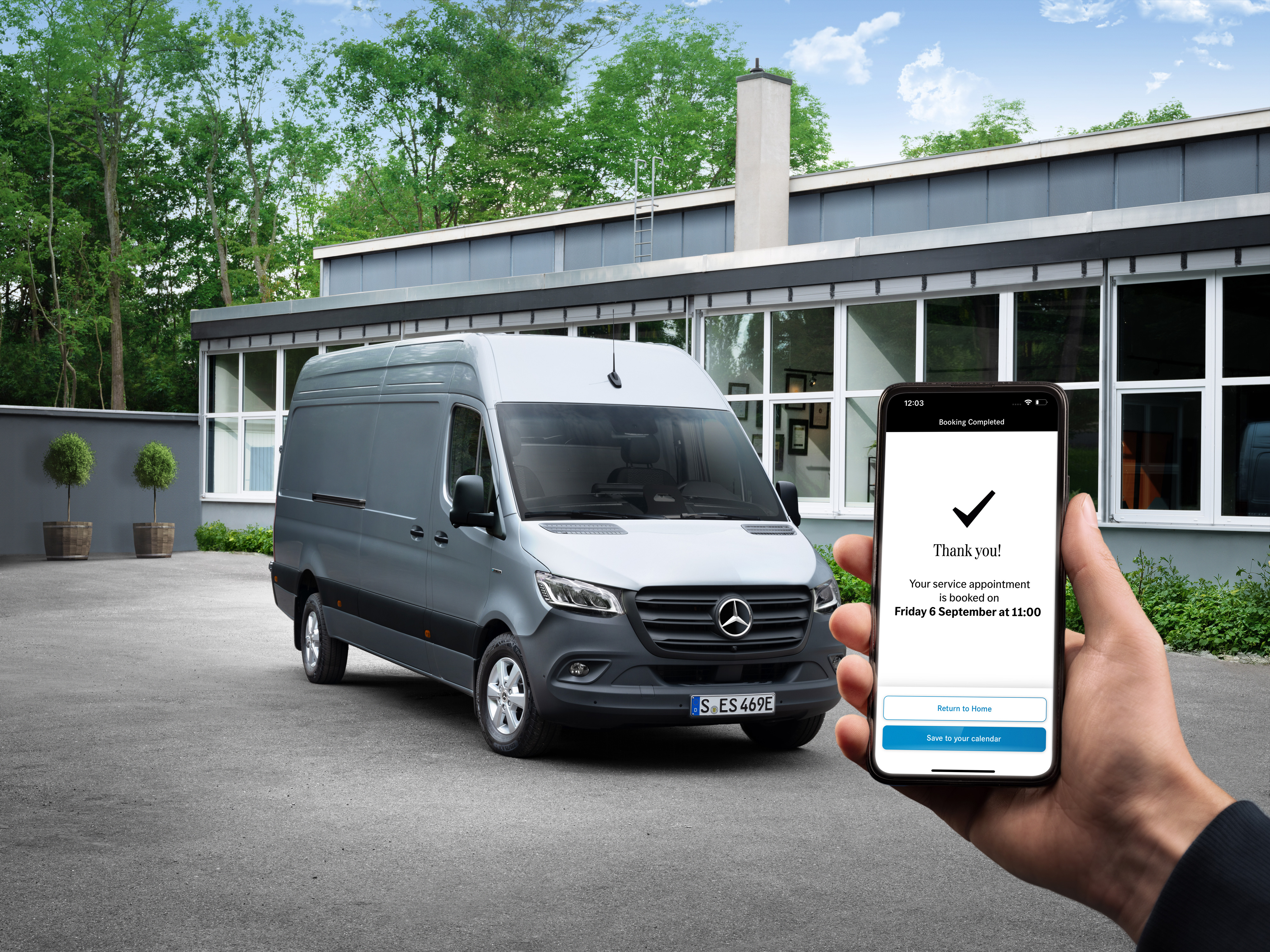 Mercedes-Benz | Pohodlí | Servisní partner Šedé dodávkové vozidlo Mercedes-Benz Sprinter před kanceláří s osobou držící chytrý telefon v popředí.