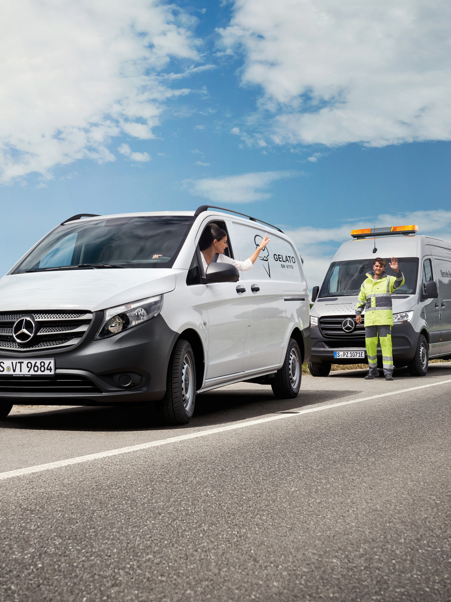 Žena sedící v&nbsp;bílém vozidle Mercedes-Benz Vito mává servisnímu technikovi Mercedes-Benz na kraji silnice.