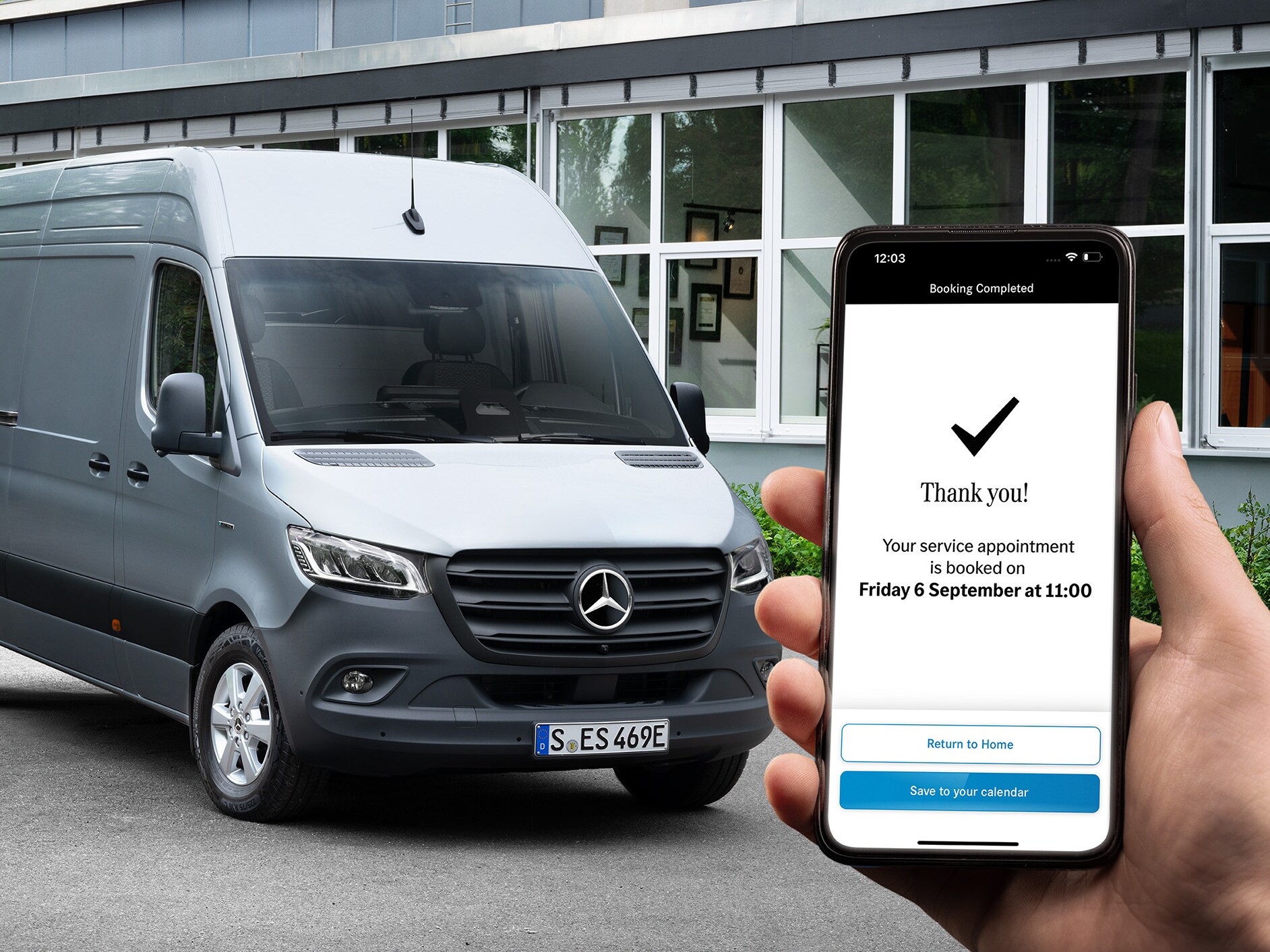 Na obrázku je děkovná zpráva v aplikaci pro online rezervaci. V pozadí před budovou parkuje stříbrné vozidlo Mercedes-Benz eSprinter.