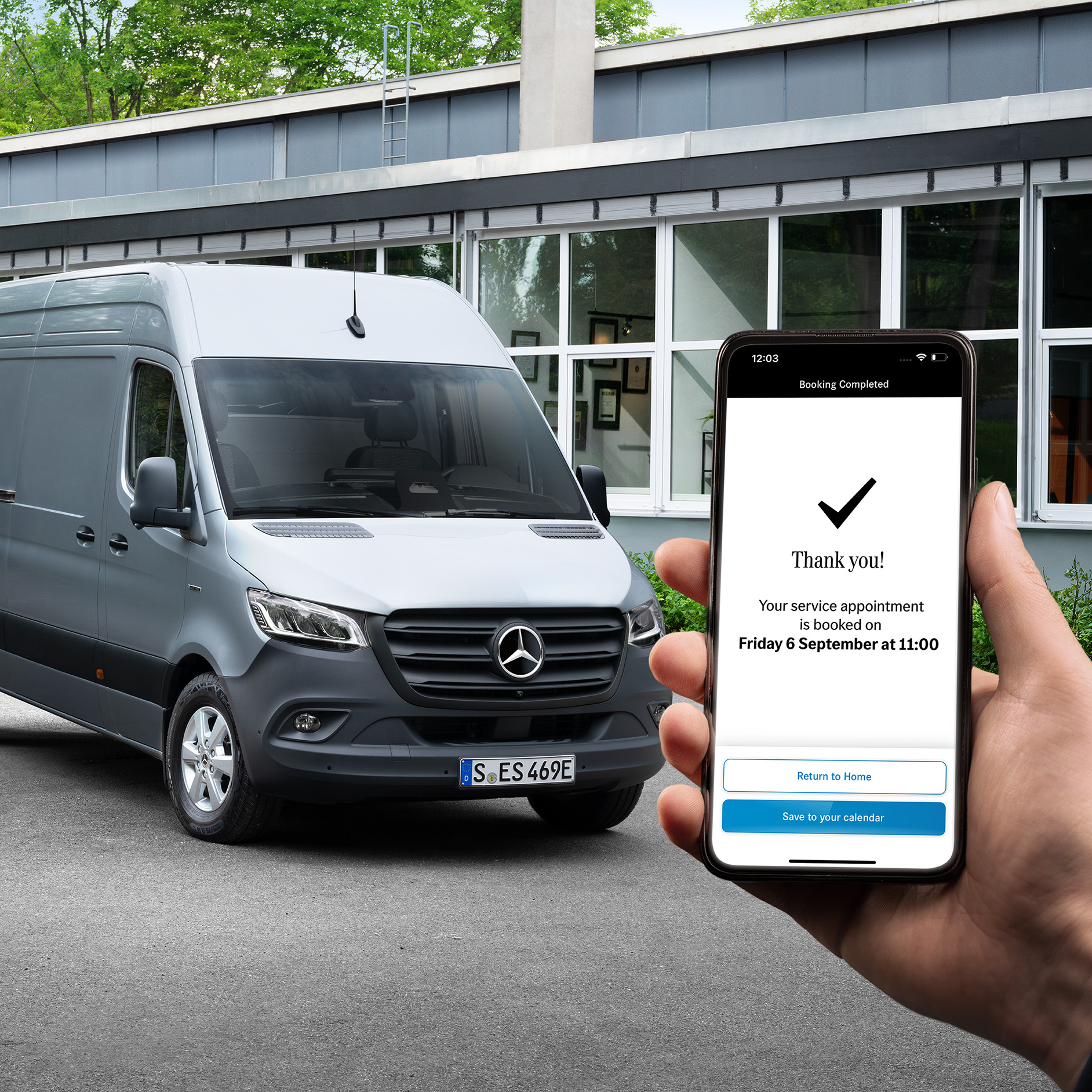 Elektromobily Mercedes-Benz | Digitální servisní podpora Na obrázku je děkovná zpráva v aplikaci pro online rezervaci. V pozadí před budovou parkuje stříbrné vozidlo Mercedes-Benz eSprinter.