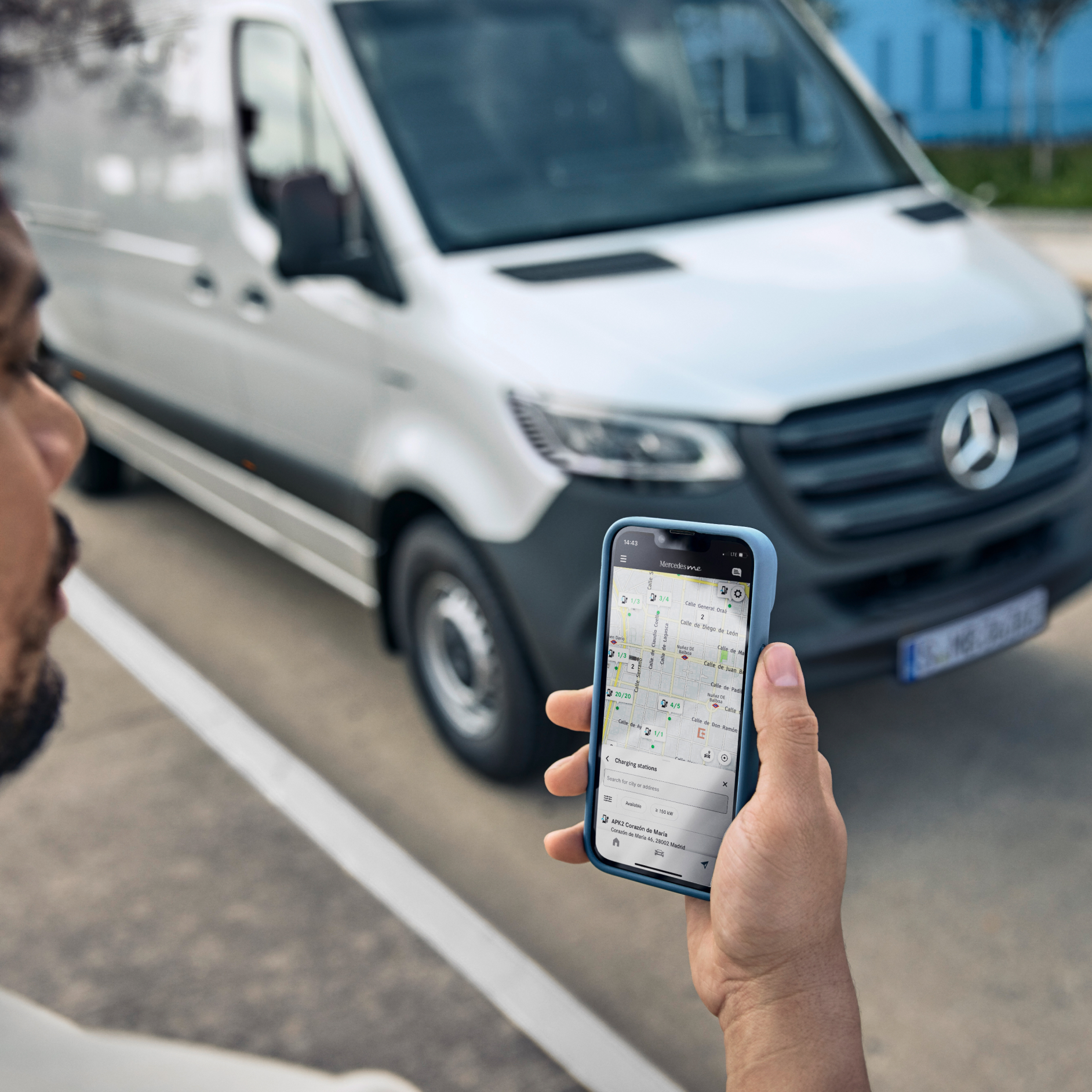 Firemní zákazníci | Digitální doplňky | Mercedes-Benz Osoba drží chytrý telefon, na kterém se zobrazují služby digitálních doplňků.
