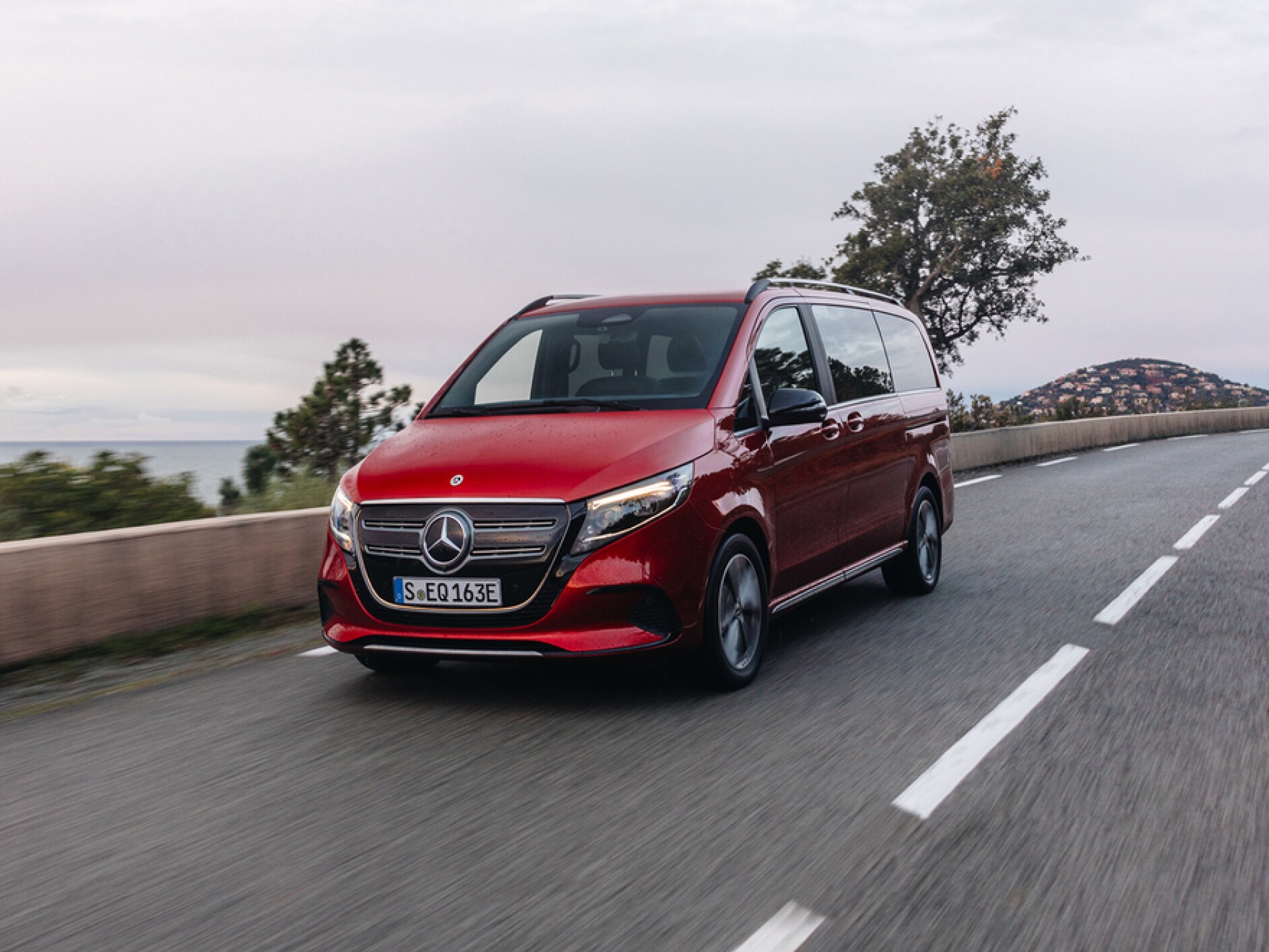 Vozidlo Mercedes-Benz EQV na okresní silnici.