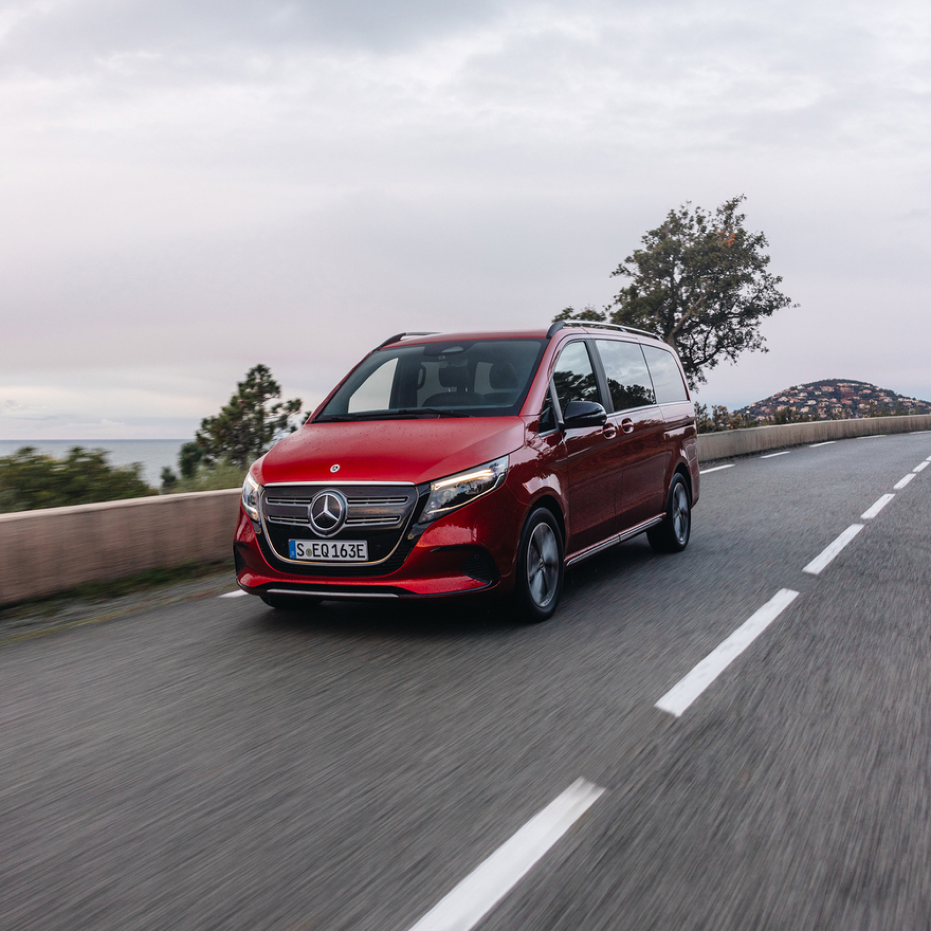 Soukromá vozidla | Digitální doplňky | Mercedes-Benz Vozidlo Mercedes-Benz EQV na okresní silnici.