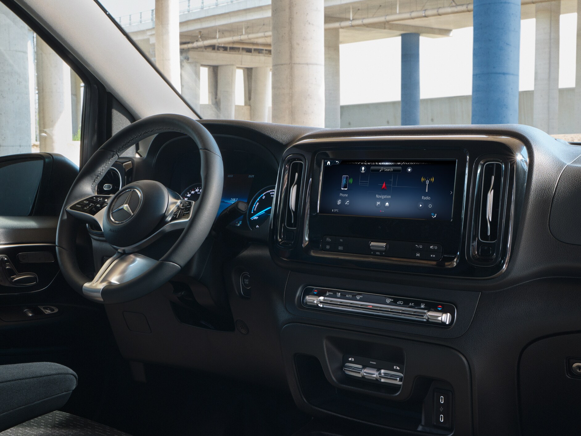 Digitální doplněk Ahoj Mercedesi v&nbsp;multimediálním systému MBUX ve vozidle Mercedes-Benz eVito.