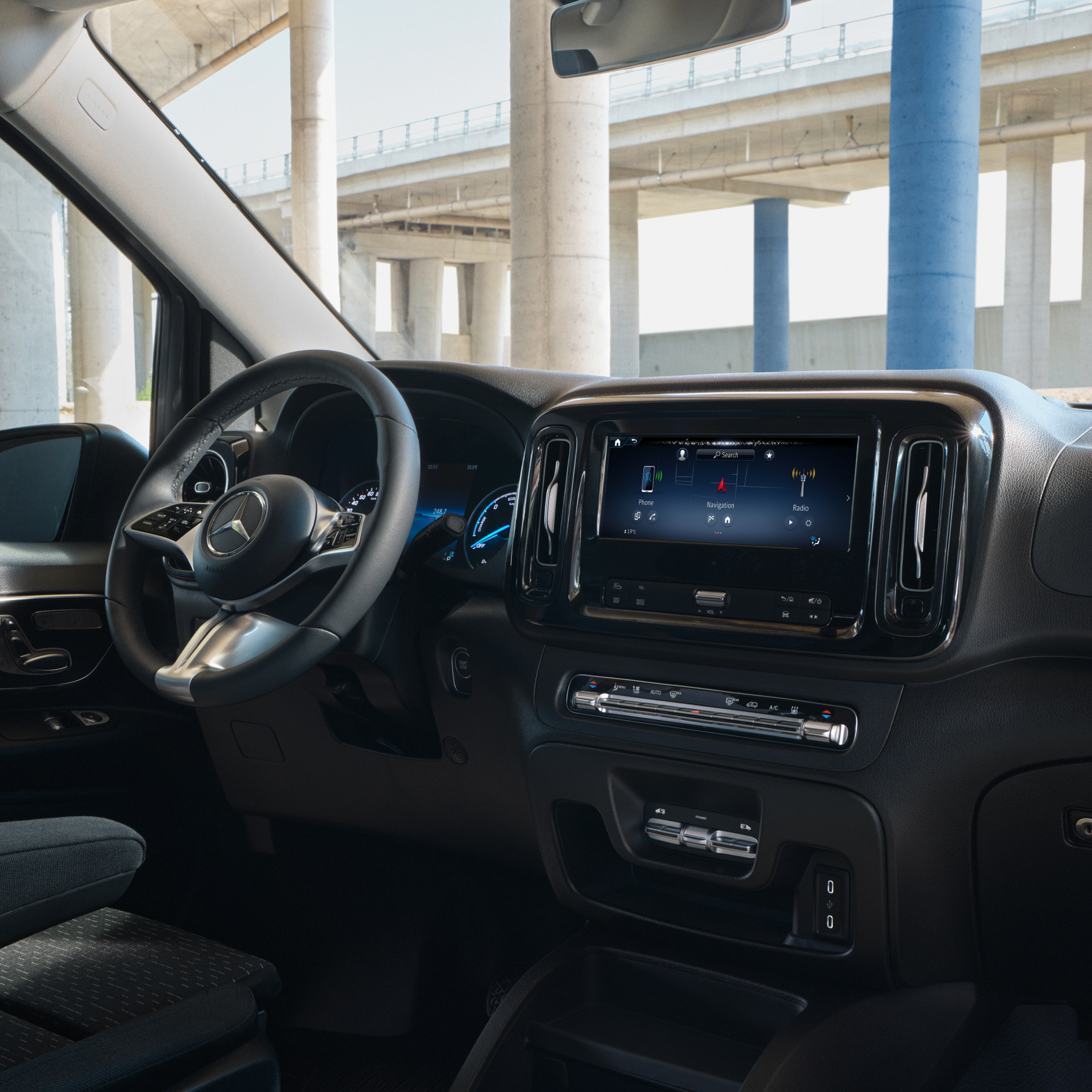 Ahoj Mercedesi | Digitální doplňky | Mercedes-Benz Digitální doplněk Ahoj Mercedesi v multimediálním systému MBUX ve vozidle Mercedes-Benz eVito.