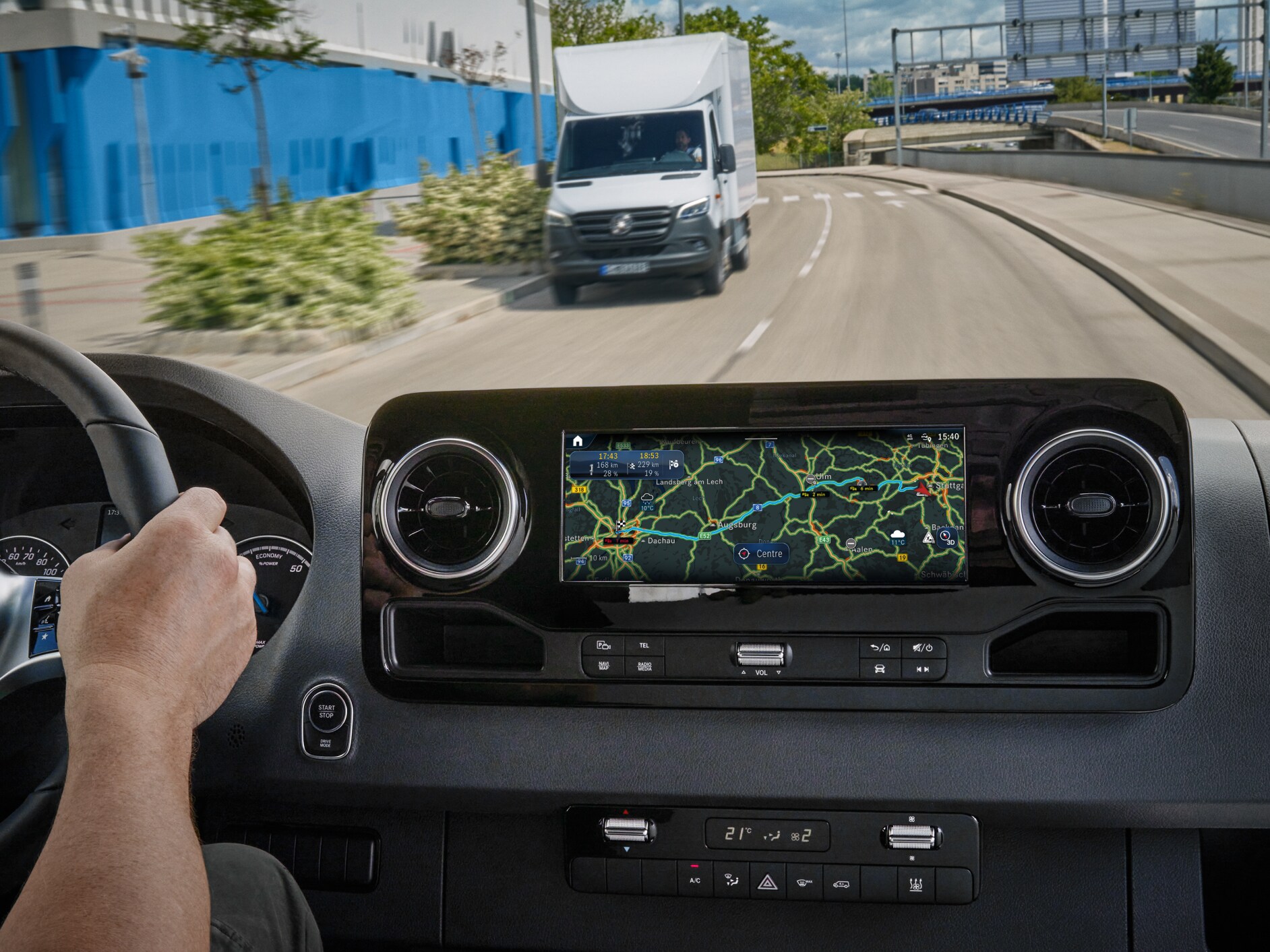 Digitální doplňky Live Traffic Information od Mercedes-Benz v&nbsp;multimediálním systému MBUX.