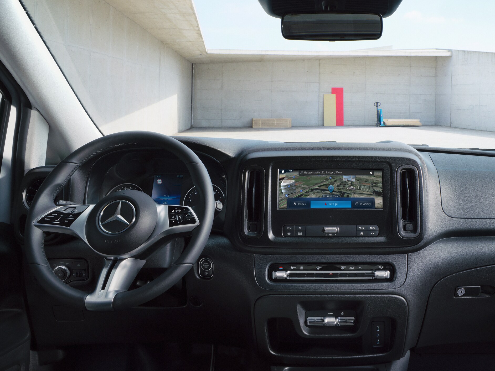 Digitální doplněk Navigace k&nbsp;parkování v&nbsp;multimediálním systému MBUX ve vozidle Mercedes-Benz Vito.