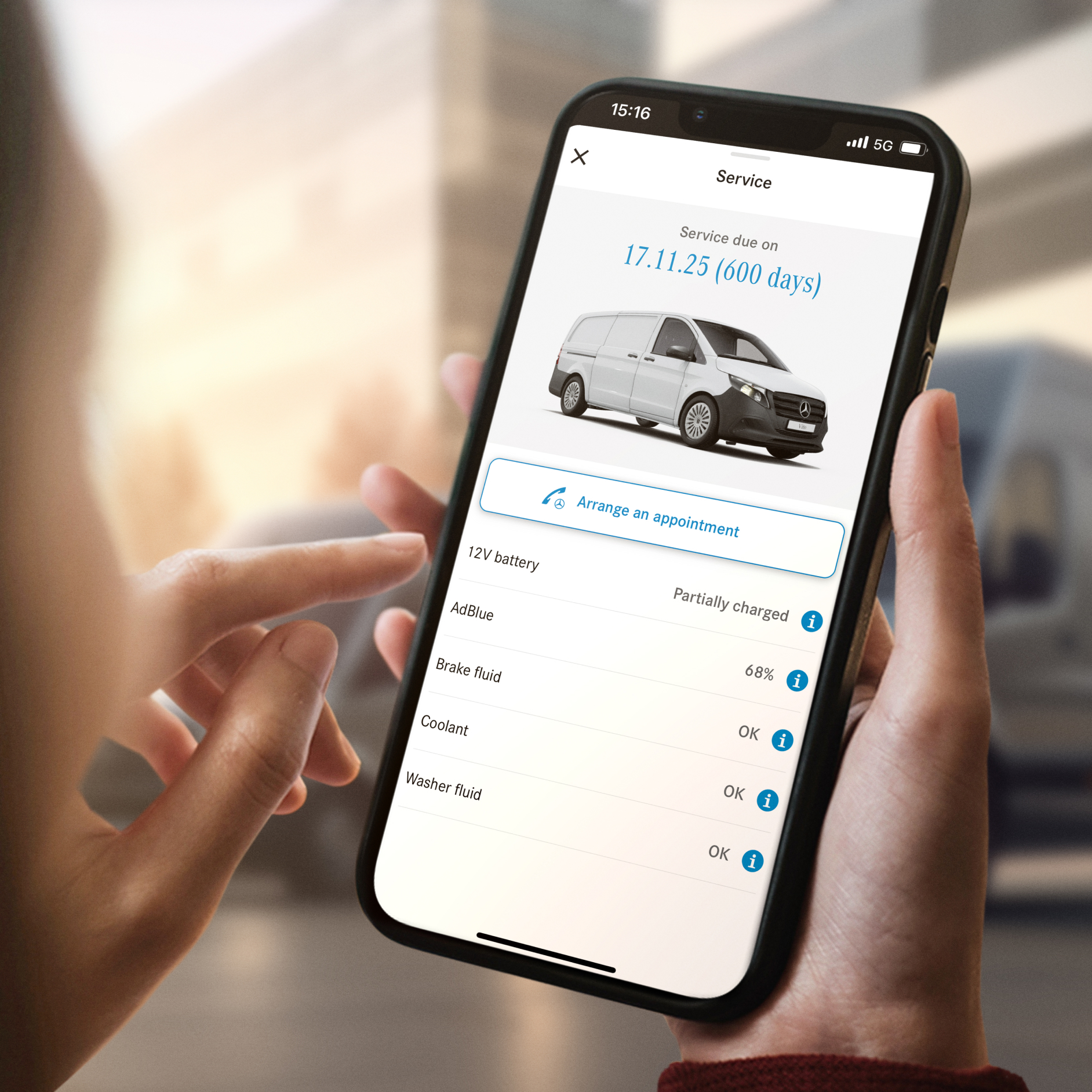 Maintenance Management | Digital Extras | Mercedes-Benz The Mercedes-Benz Maintenance Management function on a smartphone.