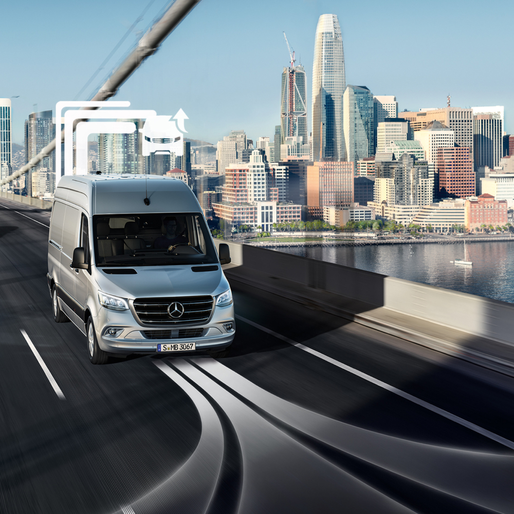 Výhody digitálního doplňku Van Uptime Monitor | Digitální doplňky | Mercedes-Benz Dodávkové vozidlo Mercedes-Benz ve dne přejíždí přes most s více jízdními pruhy.