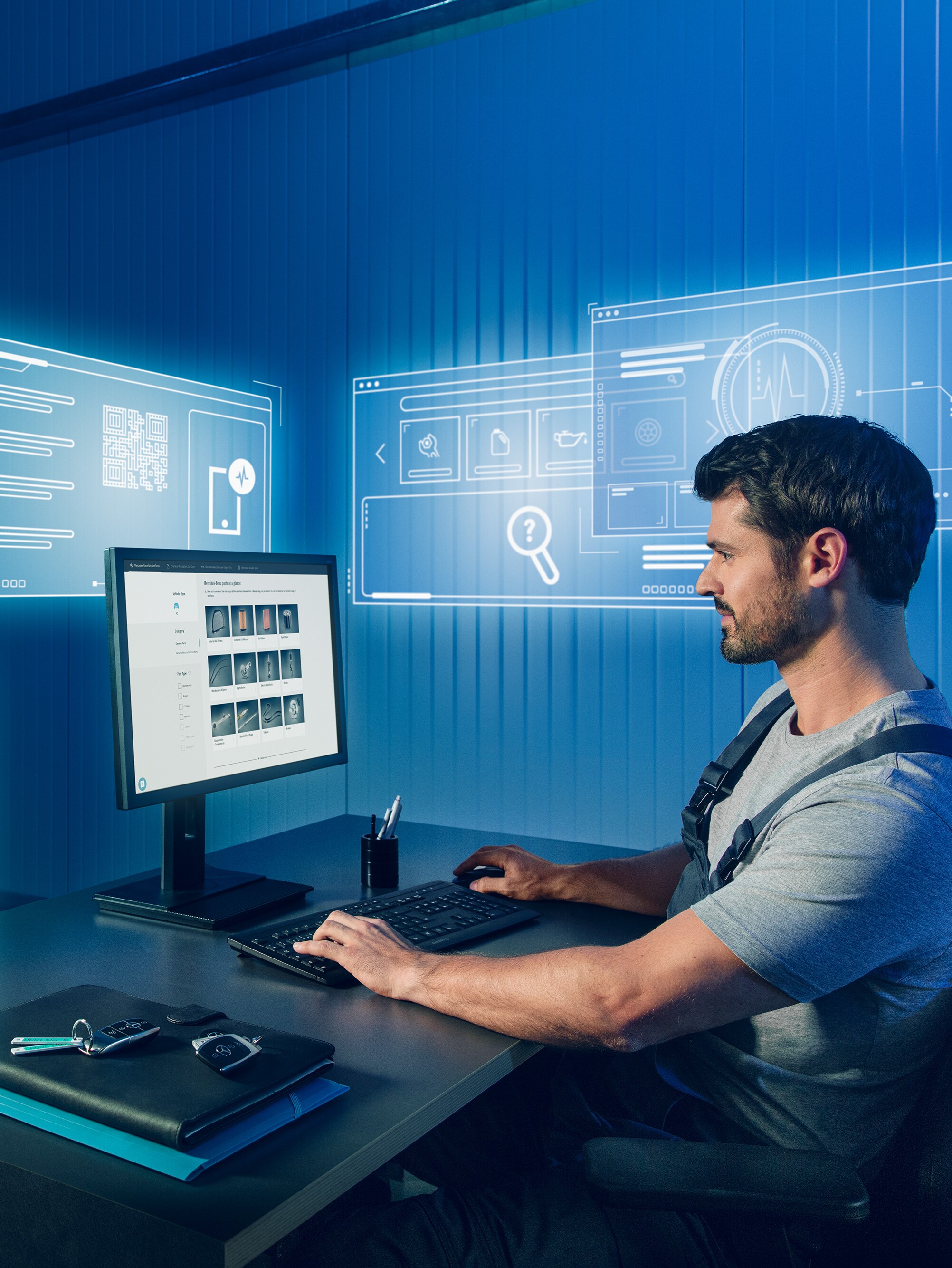 Mechanik hledá vhodné originální díly Mercedes-Benz v&nbsp;katalogu náhradních dílů Mercedes na počítači.