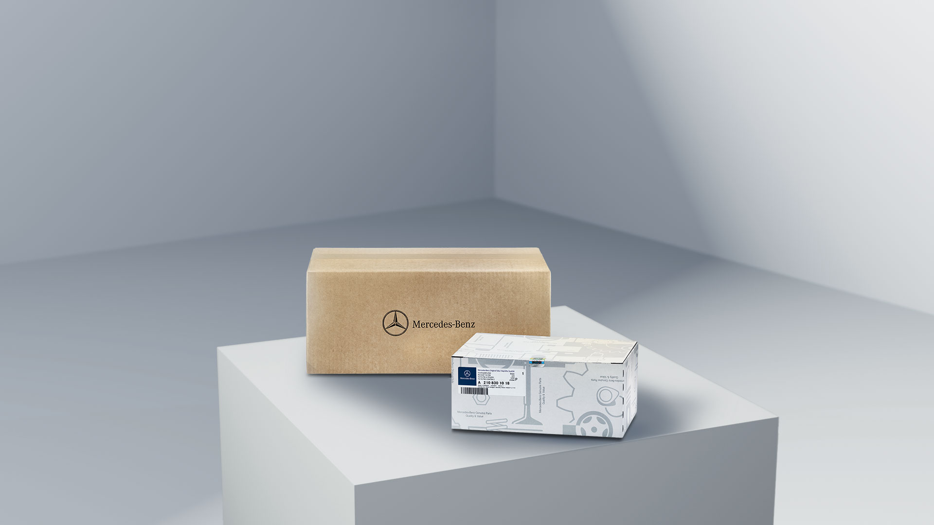 Mercedes-Benz | Kvalita originálních dílů pro dodávková vozidla Dva balíčky s logem Mercedes-Benz, symbolizujícím originální díly Mercedes-Benz, na světlé platformě.