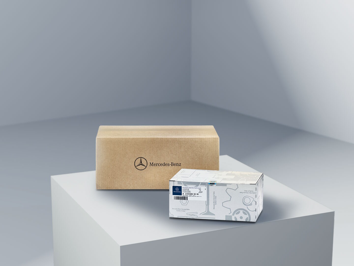 Dva balíčky s&nbsp;logem Mercedes-Benz, symbolizujícím originální díly Mercedes-Benz, na světlé platformě.