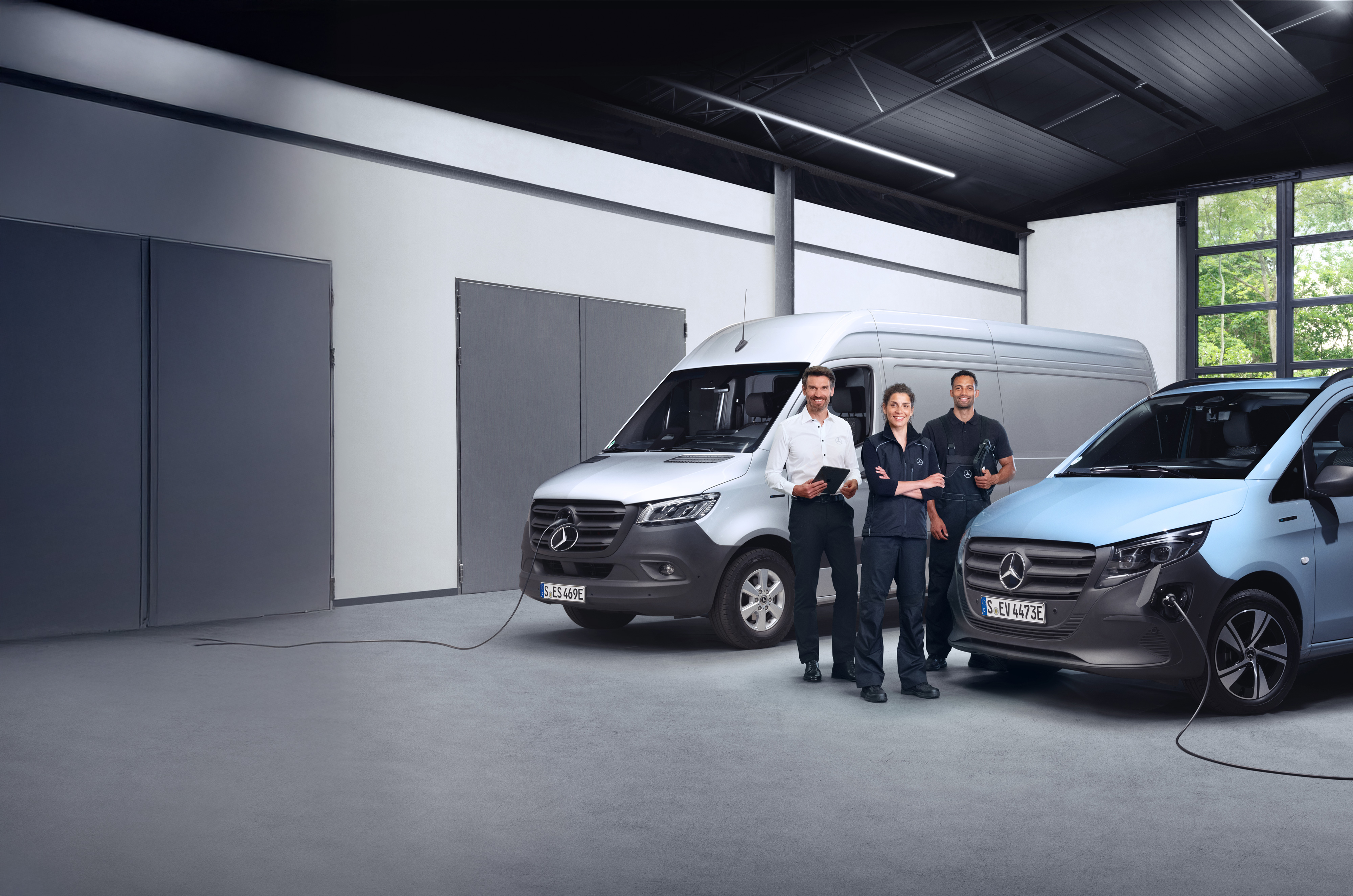 Mercedes-Benz | Přehled kvality dodávkových vozidel Tři zaměstnanci před dodávkovými vozidly Mercedes-Benz symbolizujícími kvalitu.