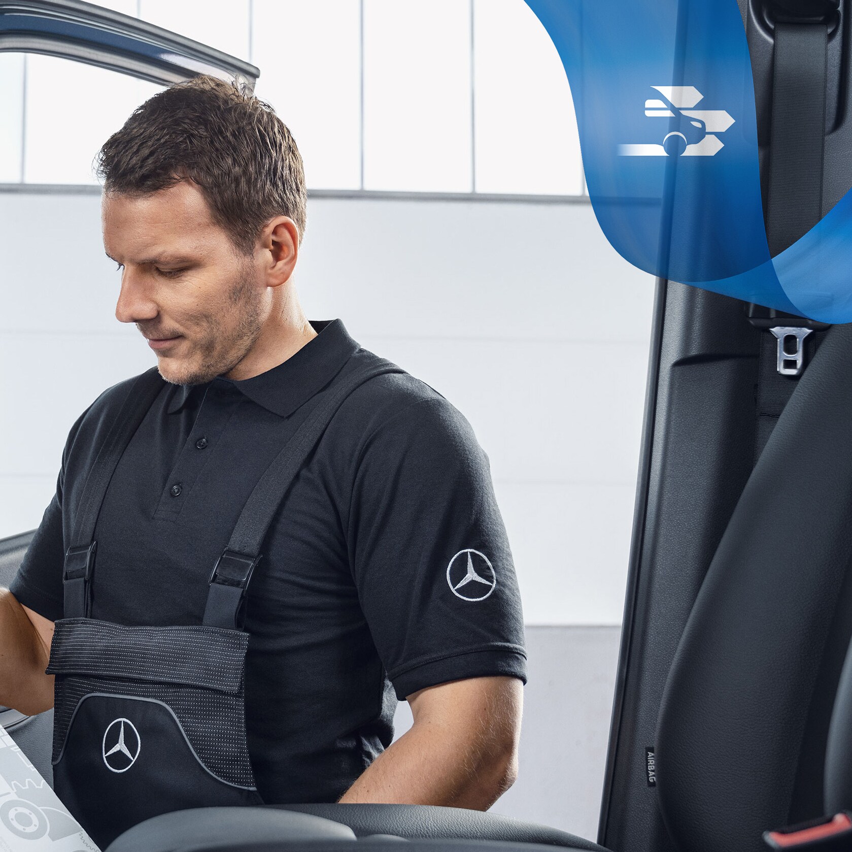 Mechanik provádí kontrolu originálních dílů Mercedes-Benz uvnitř dodávkového vozidla.
