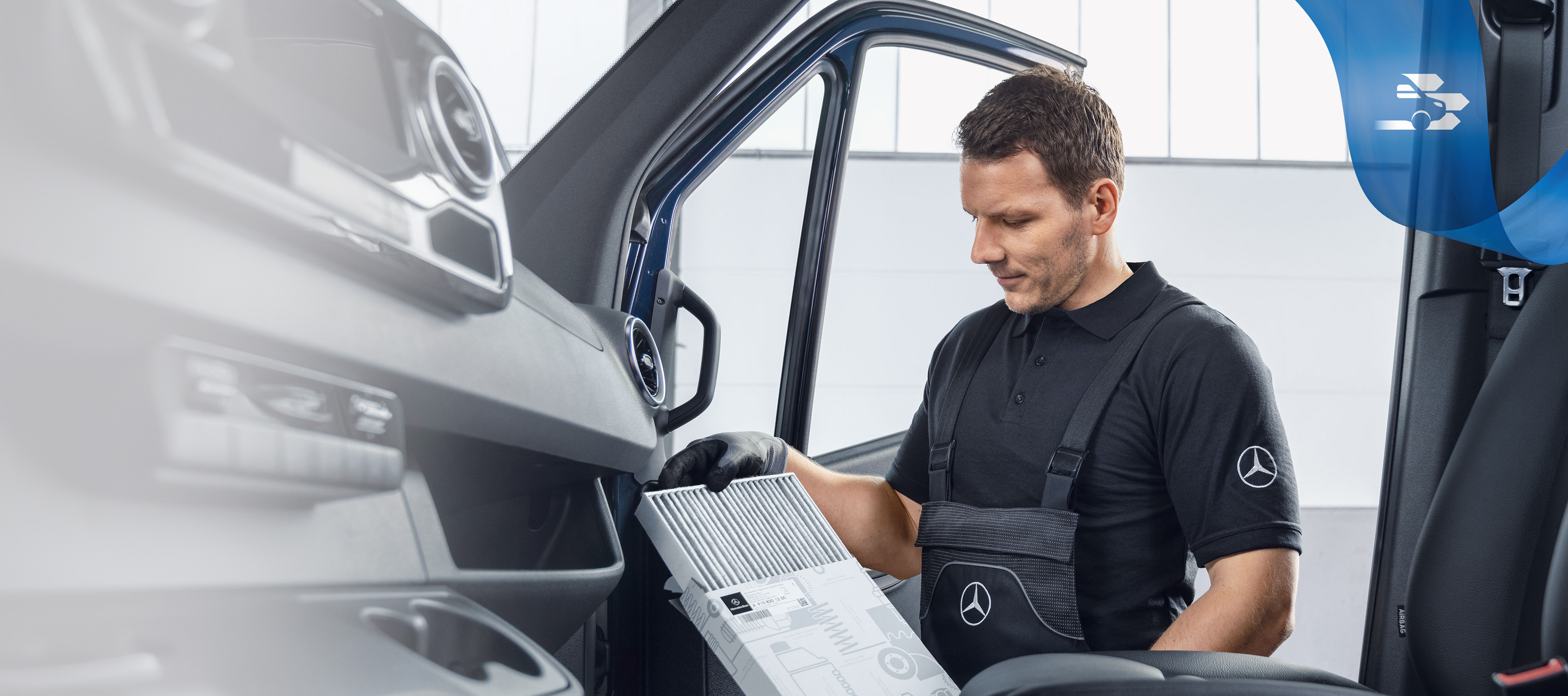 Mercedes-Benz | Kvalita originálních dílů pro dodávková vozidla Mechanik provádí kontrolu originálních dílů Mercedes-Benz uvnitř dodávkového vozidla.