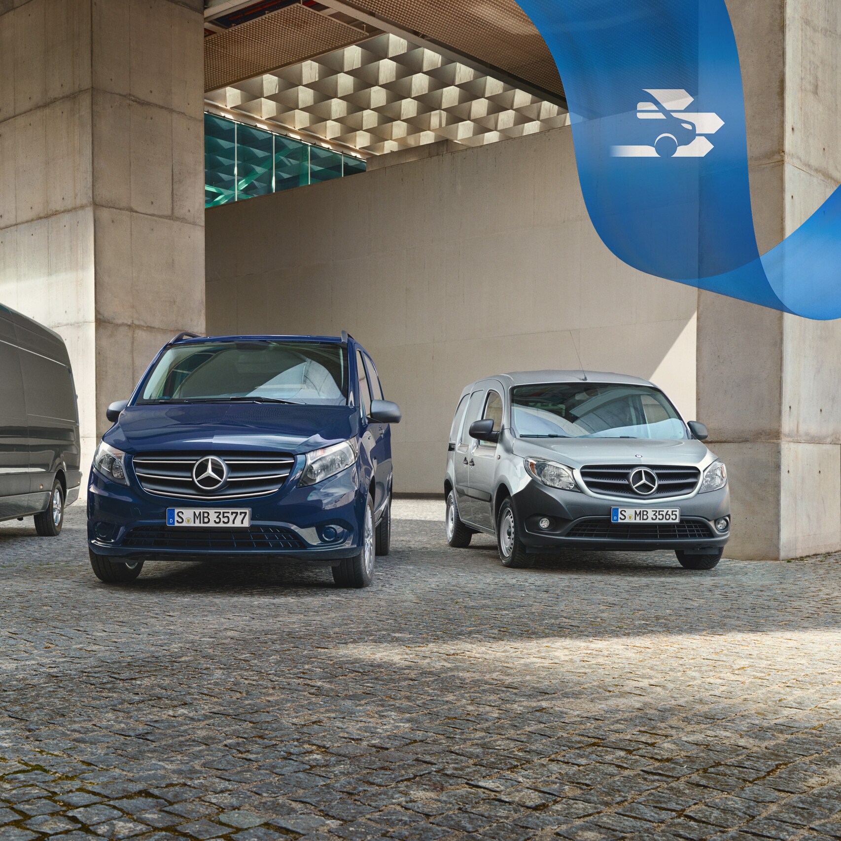 Tři dodávková vozidla Mercedes-Benz symbolizující garanci na nové vozidlo a&nbsp;bezstarostnou garanci výrobce.