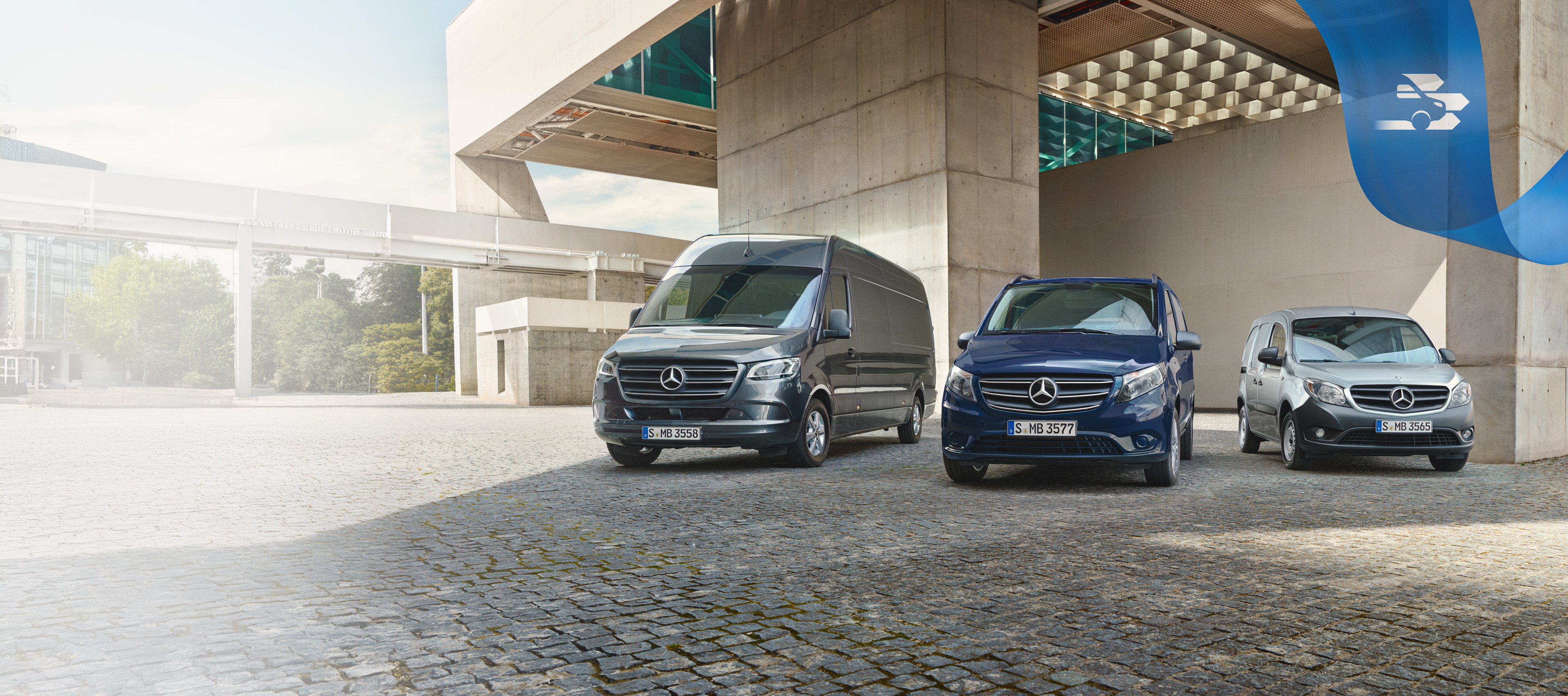 Mercedes-Benz | Garance kvality dodávkových vozidel Tři dodávková vozidla Mercedes-Benz symbolizující garanci na nové vozidlo a bezstarostnou garanci výrobce.