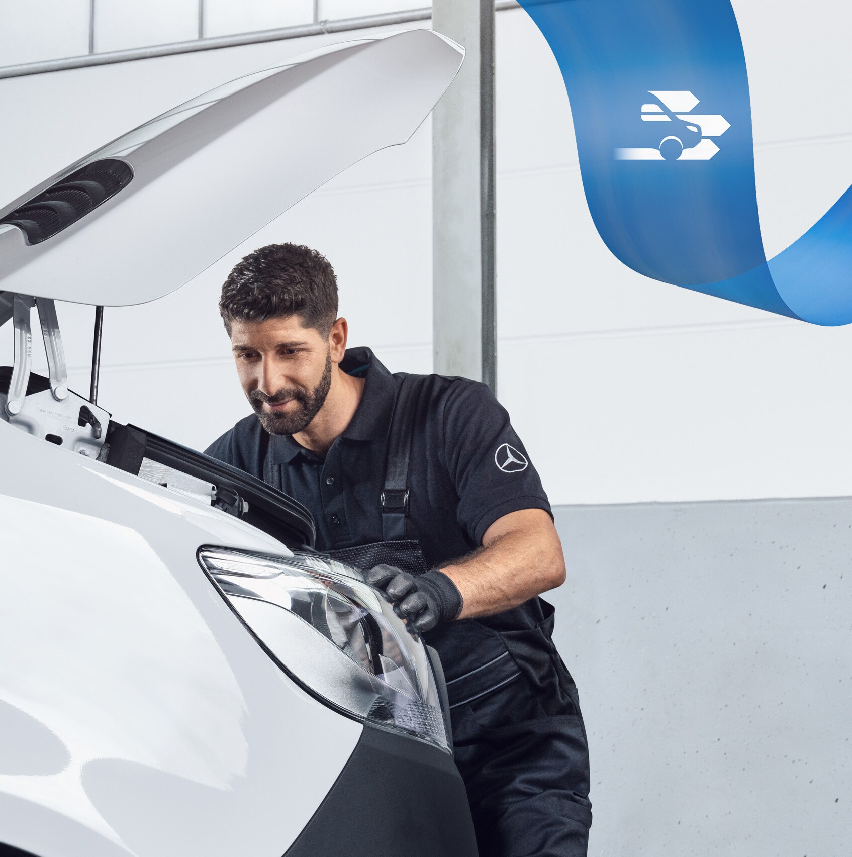 Specialista Mercedes-Benz pracuje na dodávkovém vozidle se speciálním nářadím pro optimálně snadnou opravu.