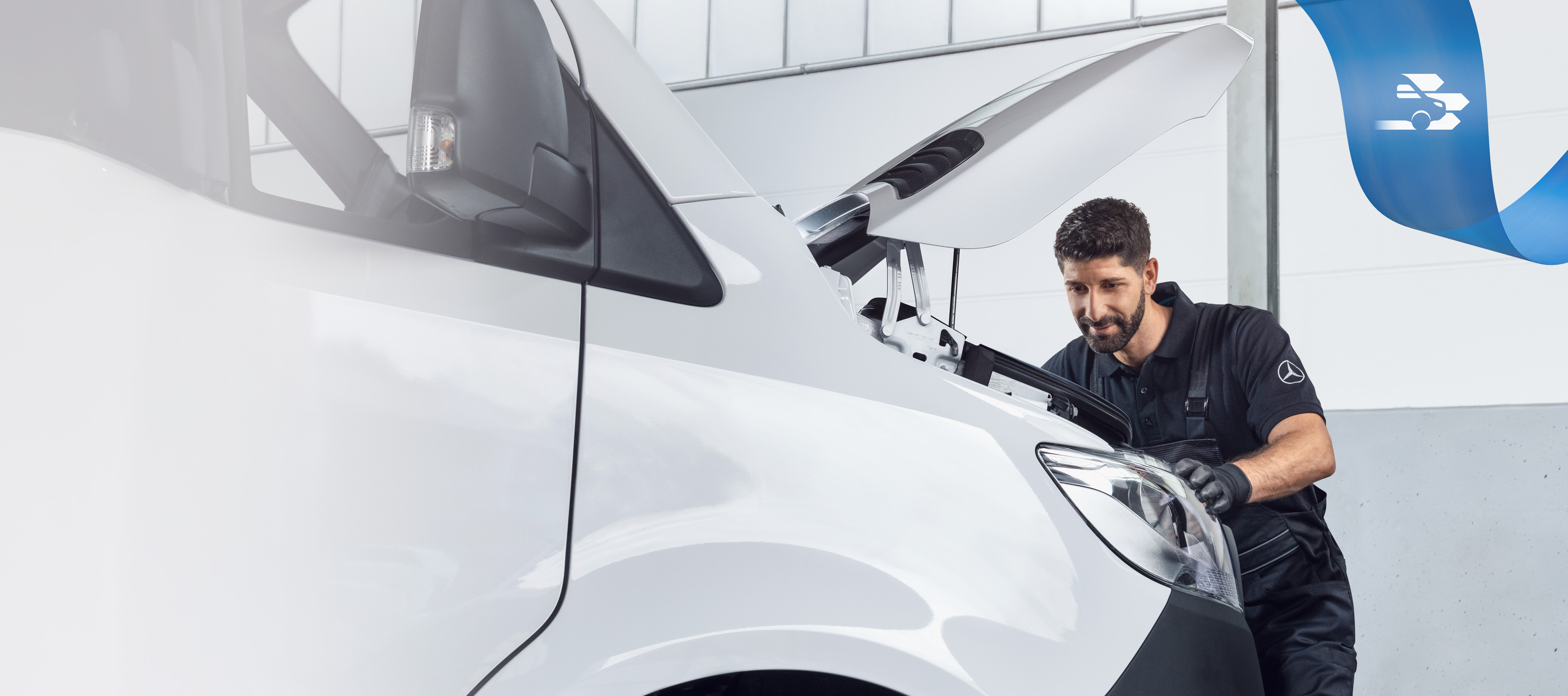 Mercedes-Benz | Inženýrství kvality dodávkových vozidel Specialista Mercedes-Benz pracuje na dodávkovém vozidle se speciálním nářadím pro optimálně snadnou opravu.