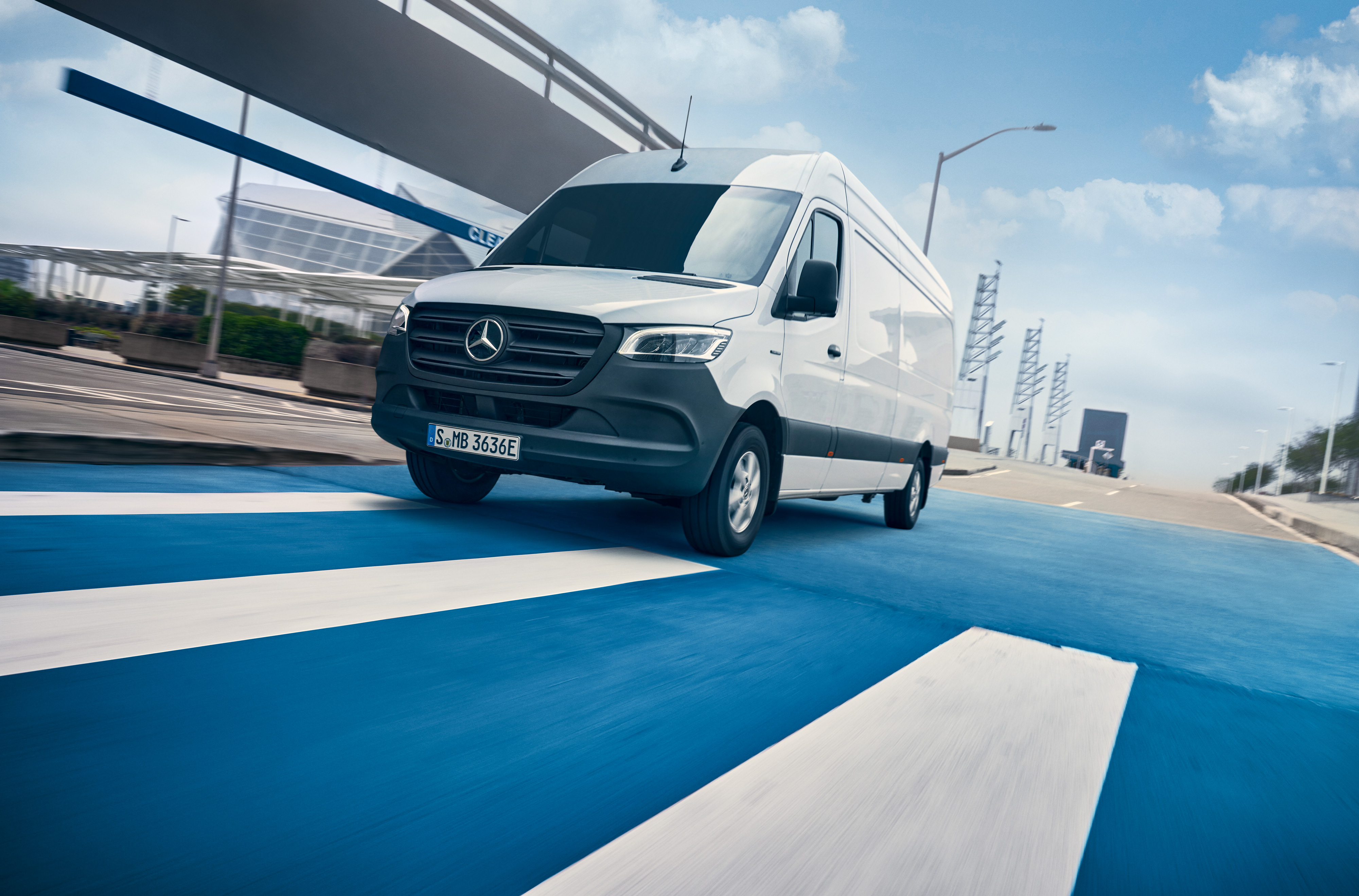 Mercedes-Benz | ServiceCare pro dodávkové vozidlo | Smlouva o údržbě Bílý vůz Mercedes-Benz Sprinter jede po silnici městem.