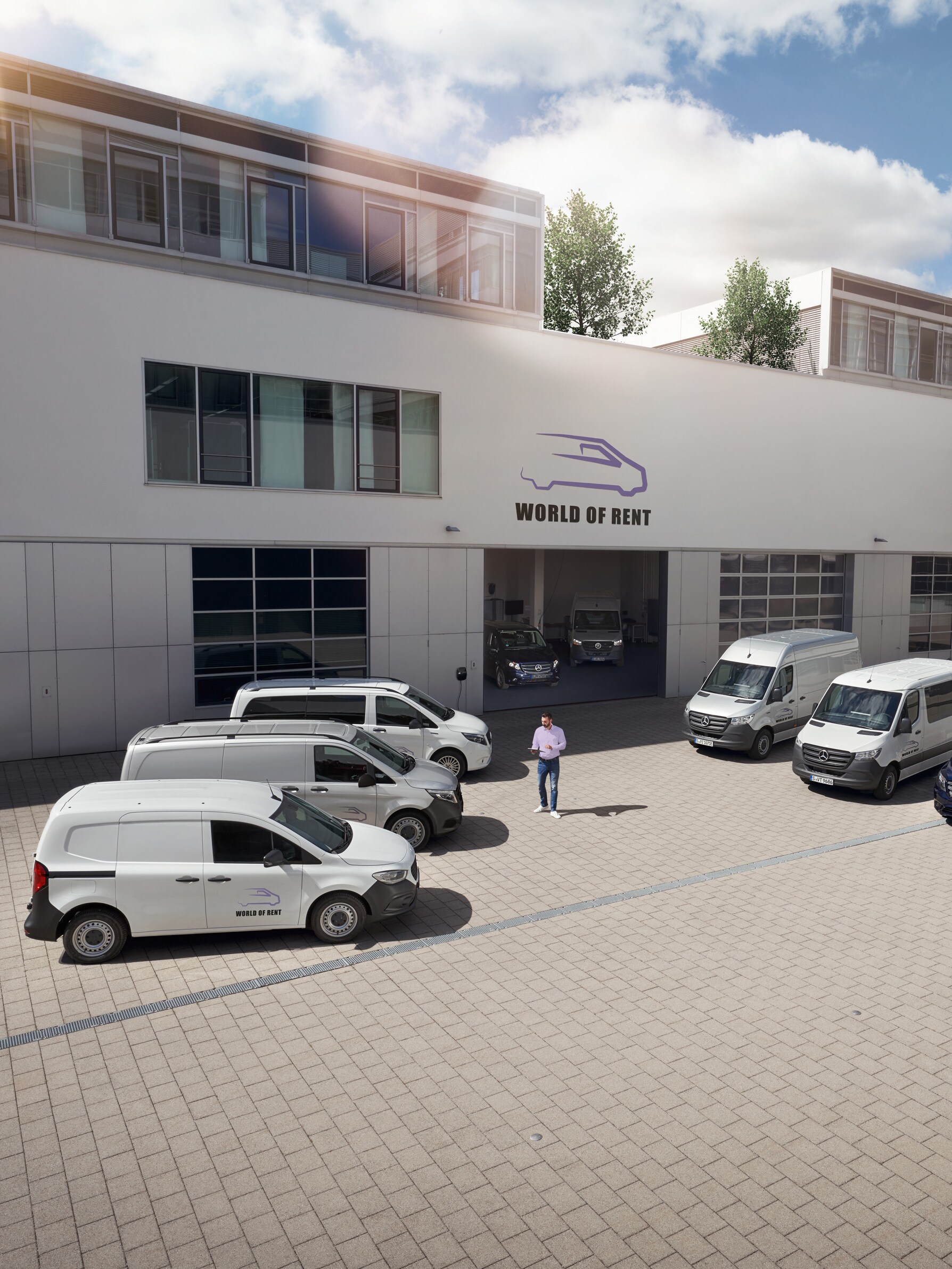 Vozový park dodávkových vozidel Mercedes-Benz před budovou společnosti.