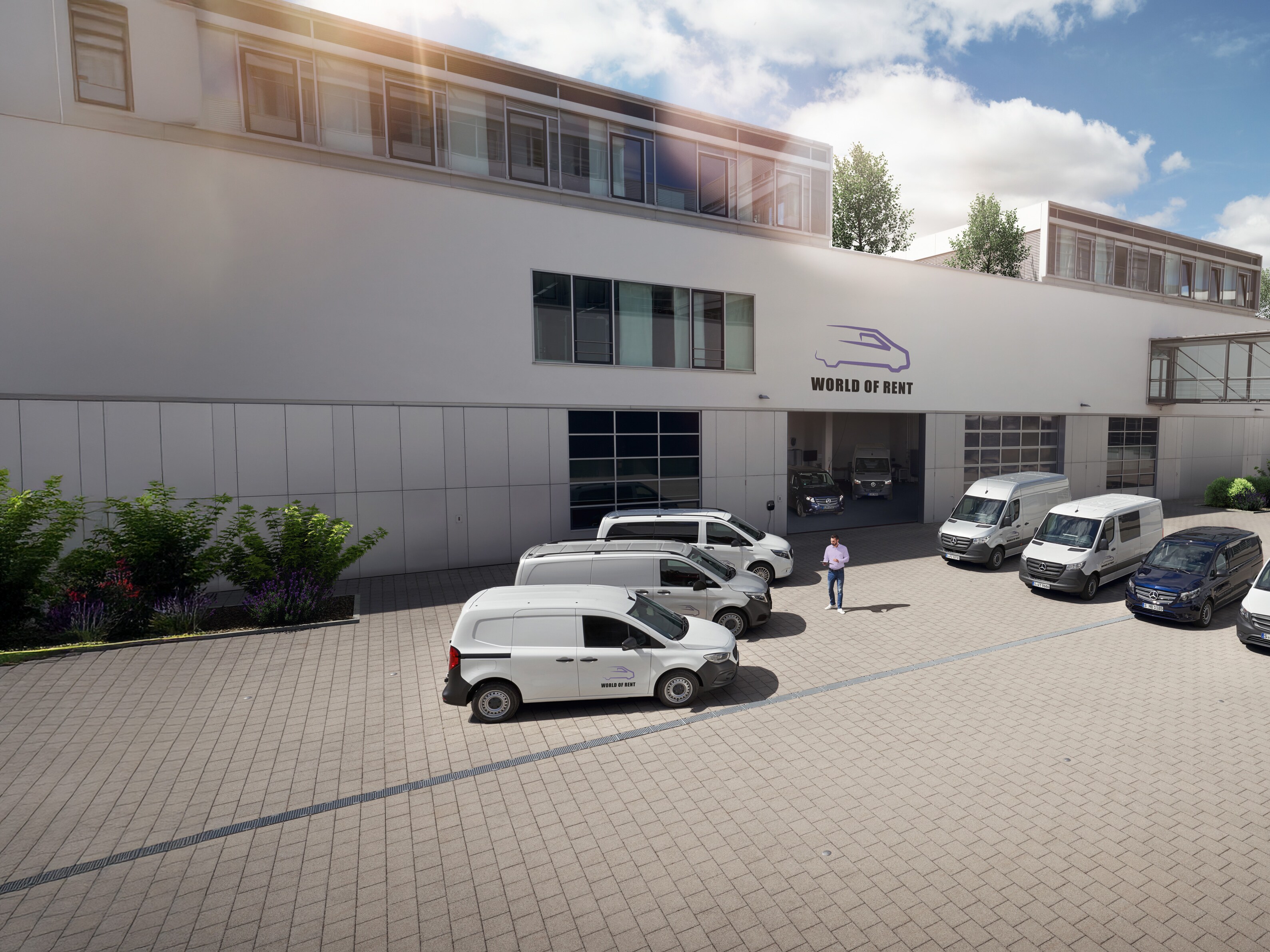 Vozový park dodávkových vozidel Mercedes-Benz před budovou společnosti.