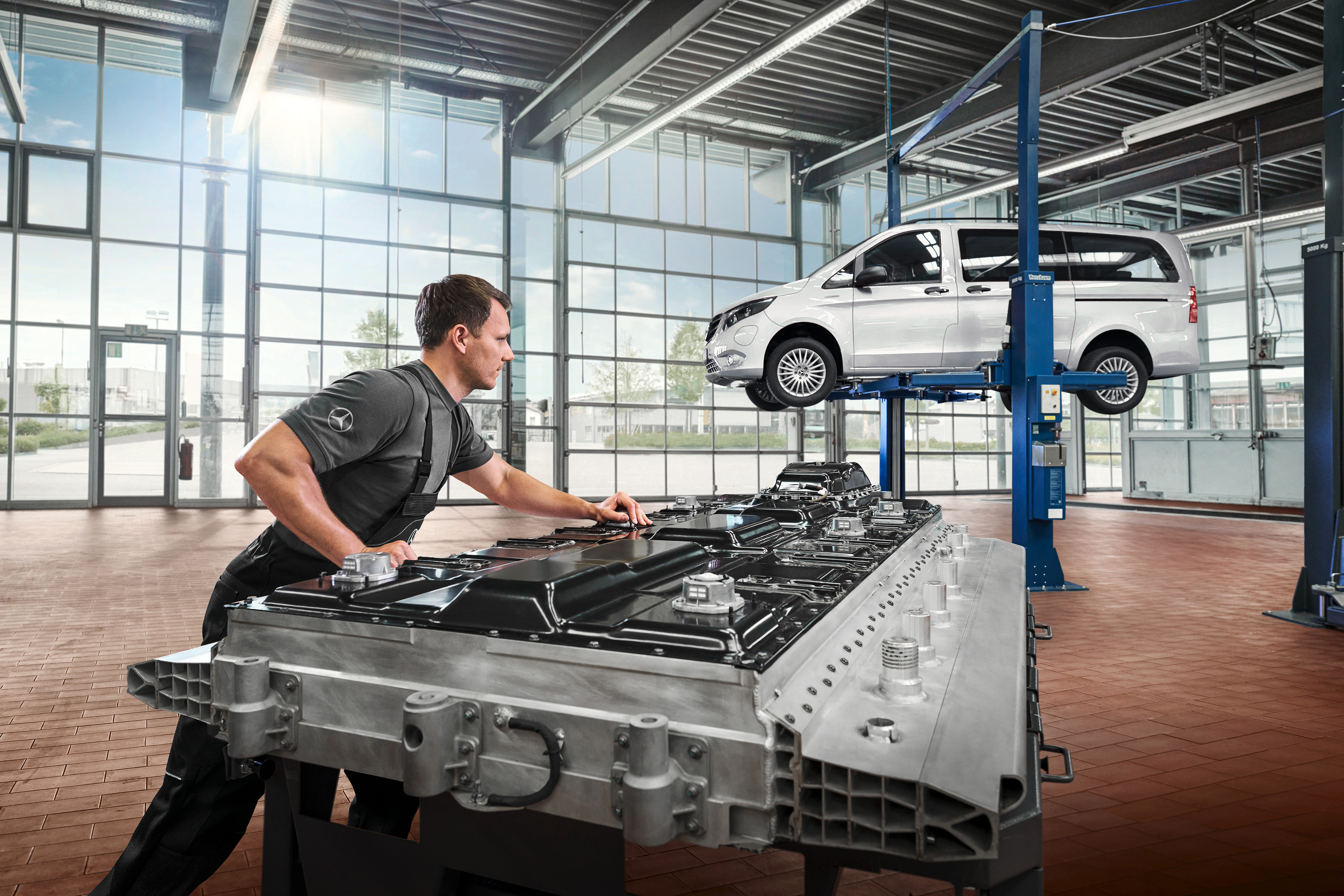 Mercedes-Benz | Servis pro elektromobily | Oprava akumulátoru Technik kontroluje akumulátorové moduly v dílně.