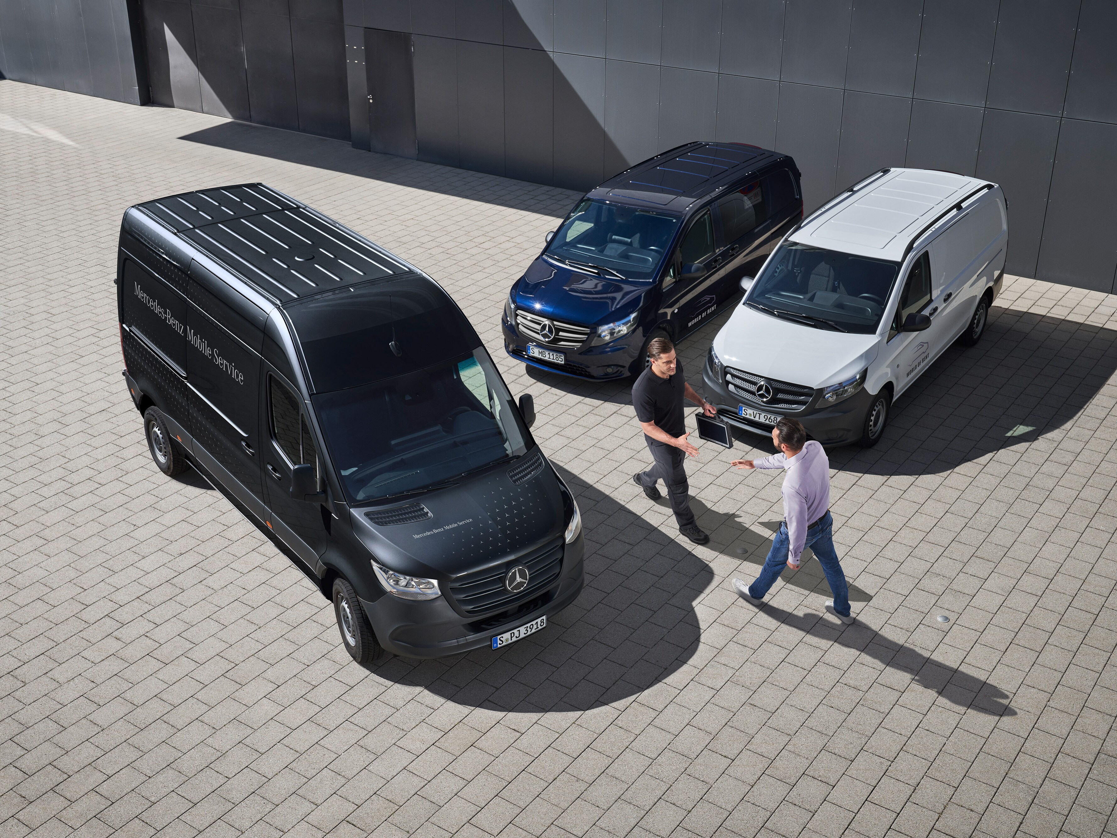Pracovník technické styčné kanceláře Mercedes-Benz vítá zákazníka na parkovišti