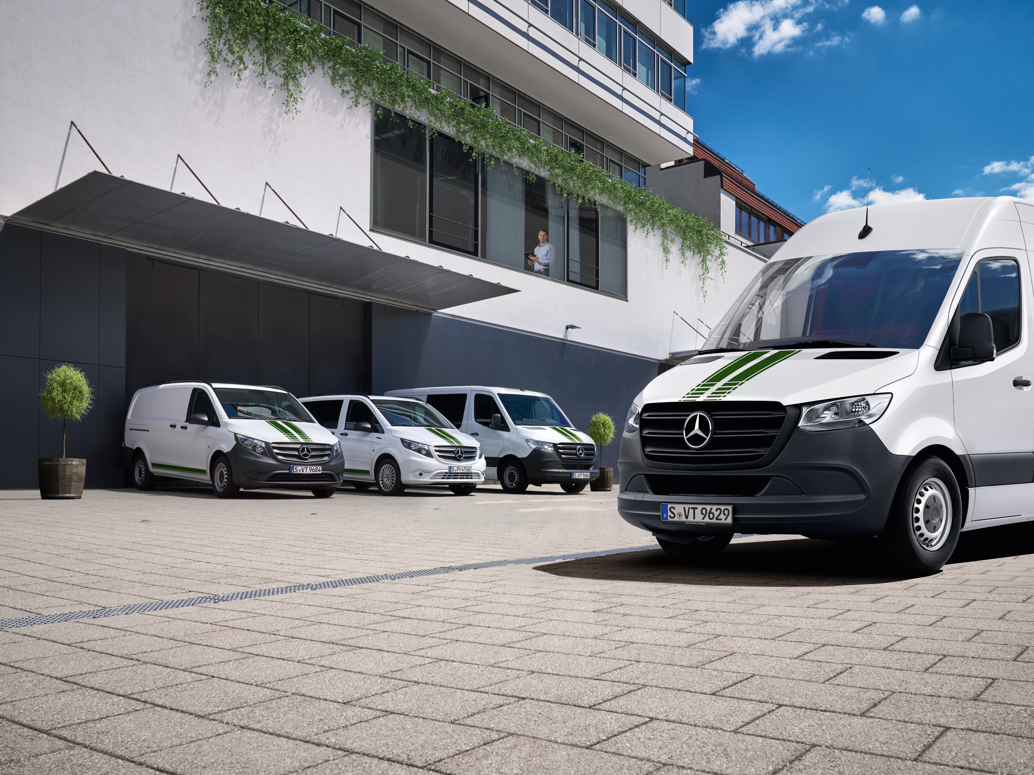 Vozový park složený z&nbsp;bílých dodávkových vozidel Mercedes-Benz