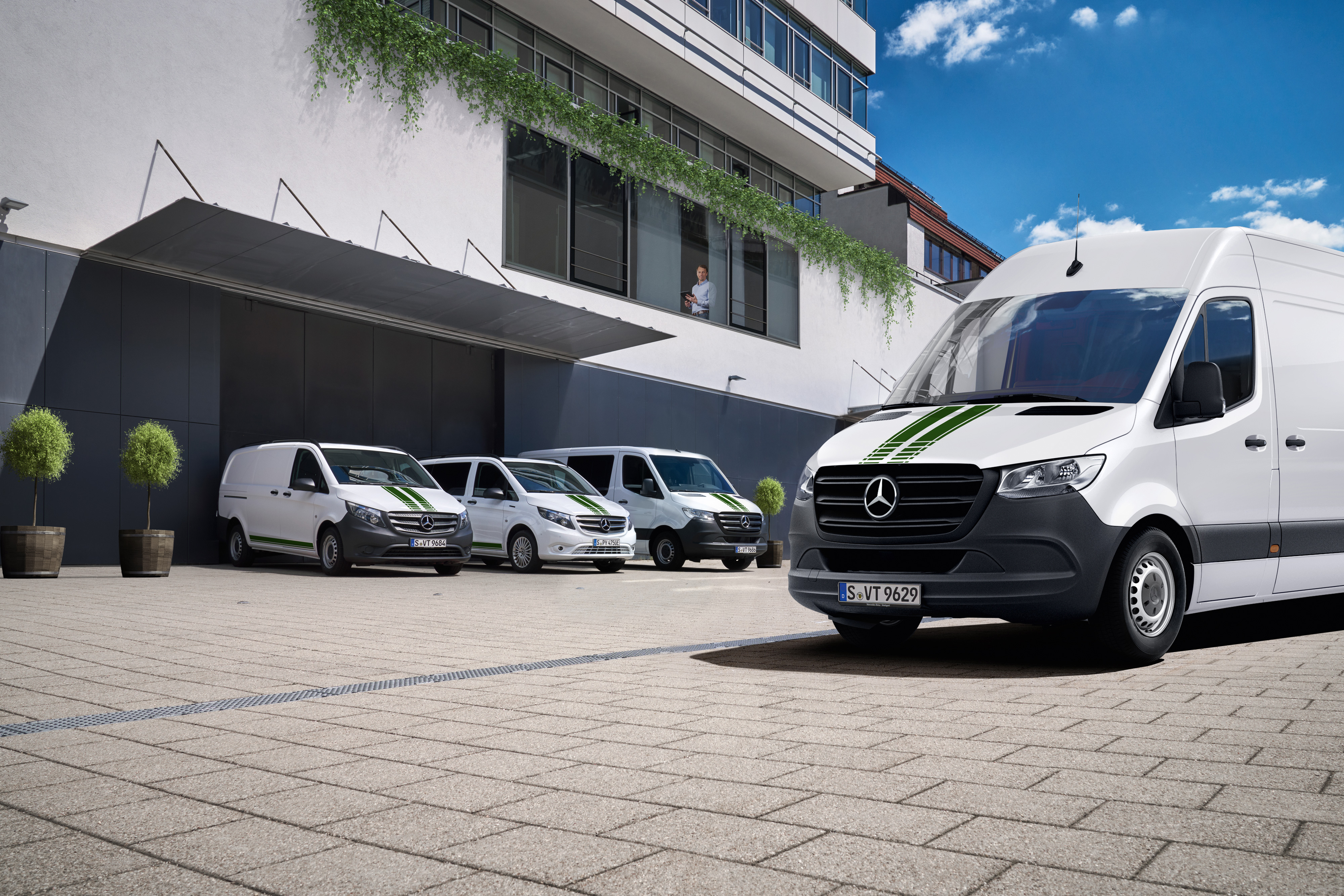 Mercedes-Benz | Služby pro vozové parky Vozový park složený z bílých dodávkových vozidel Mercedes-Benz