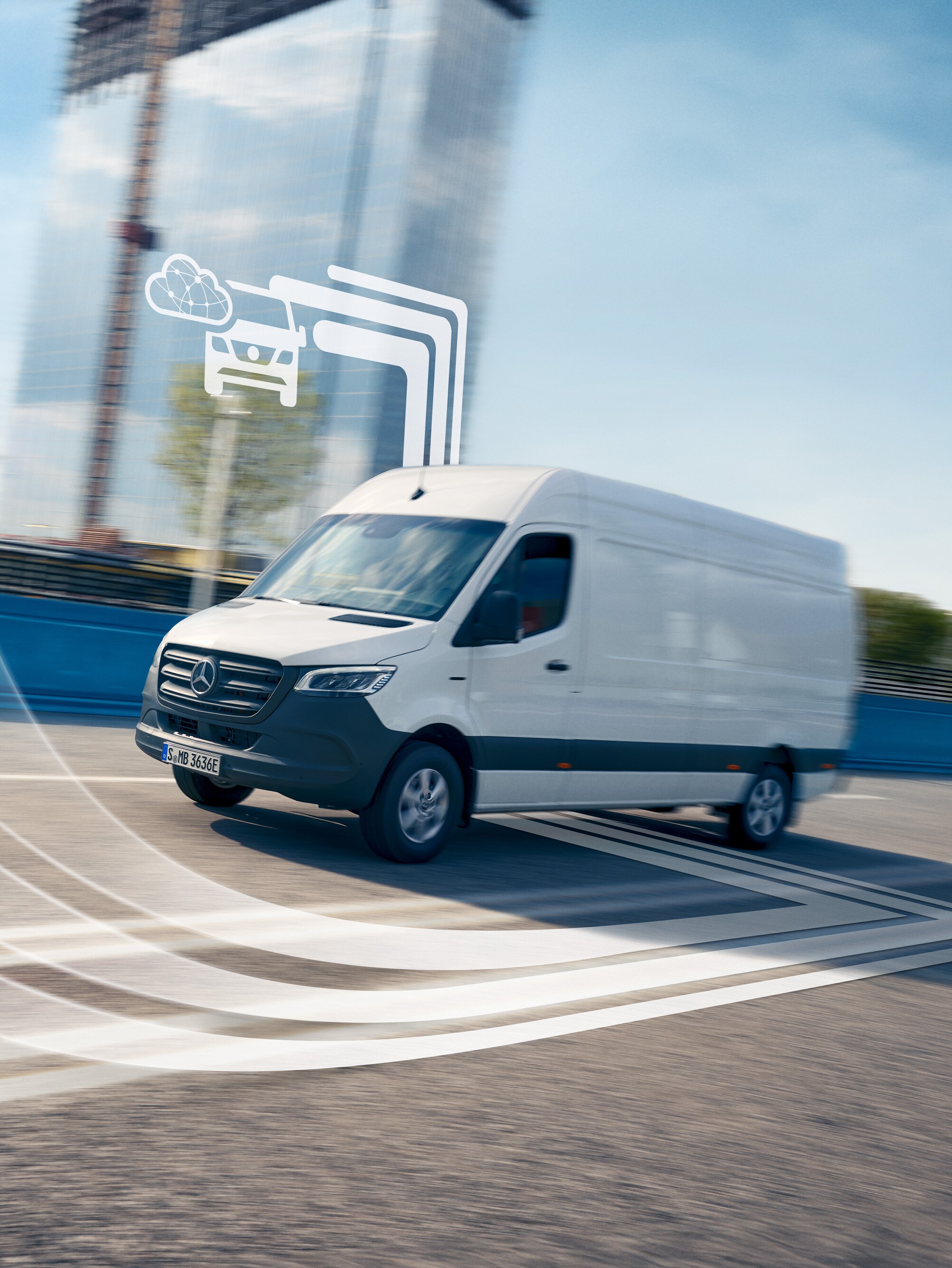 Digitálně připojené bílé dodávkové vozidlo Mercedes-Benz Sprinter na silnici.