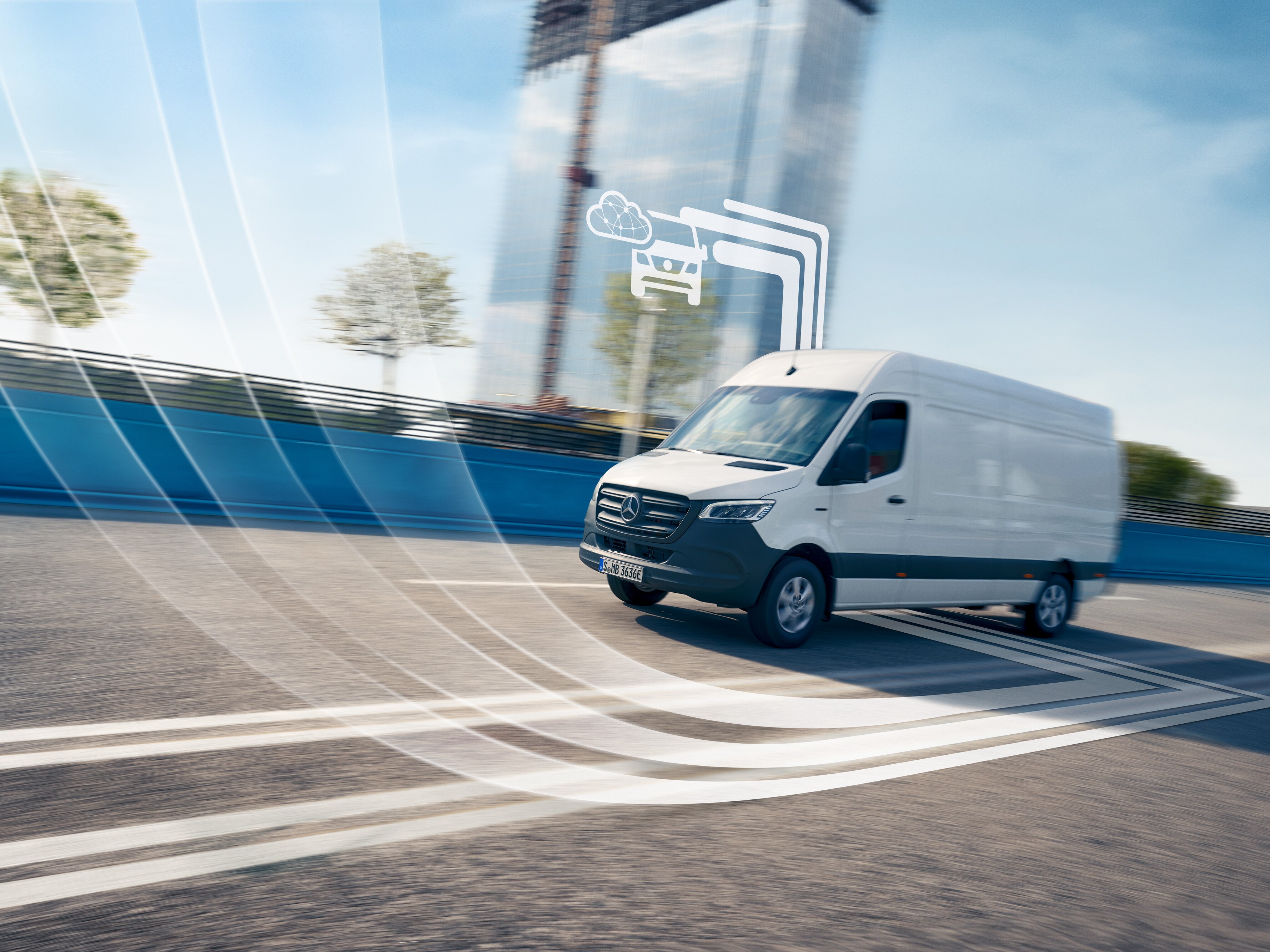 Digitálně připojené bílé dodávkové vozidlo Mercedes-Benz Sprinter na silnici