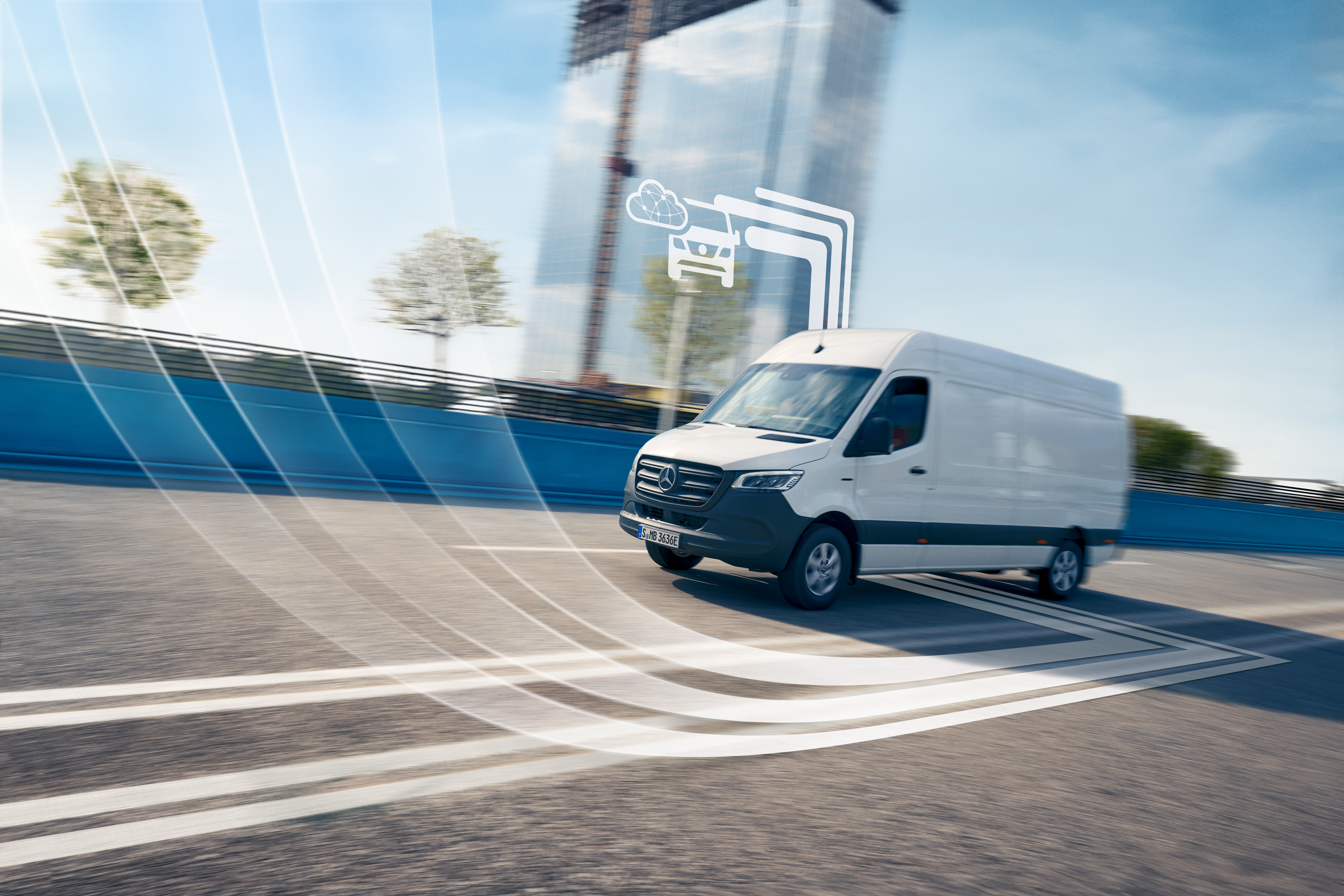 Mercedes-Benz | Služby pro vozové parky | Digitální doplňky Digitálně připojené bílé dodávkové vozidlo Mercedes-Benz Sprinter na silnici