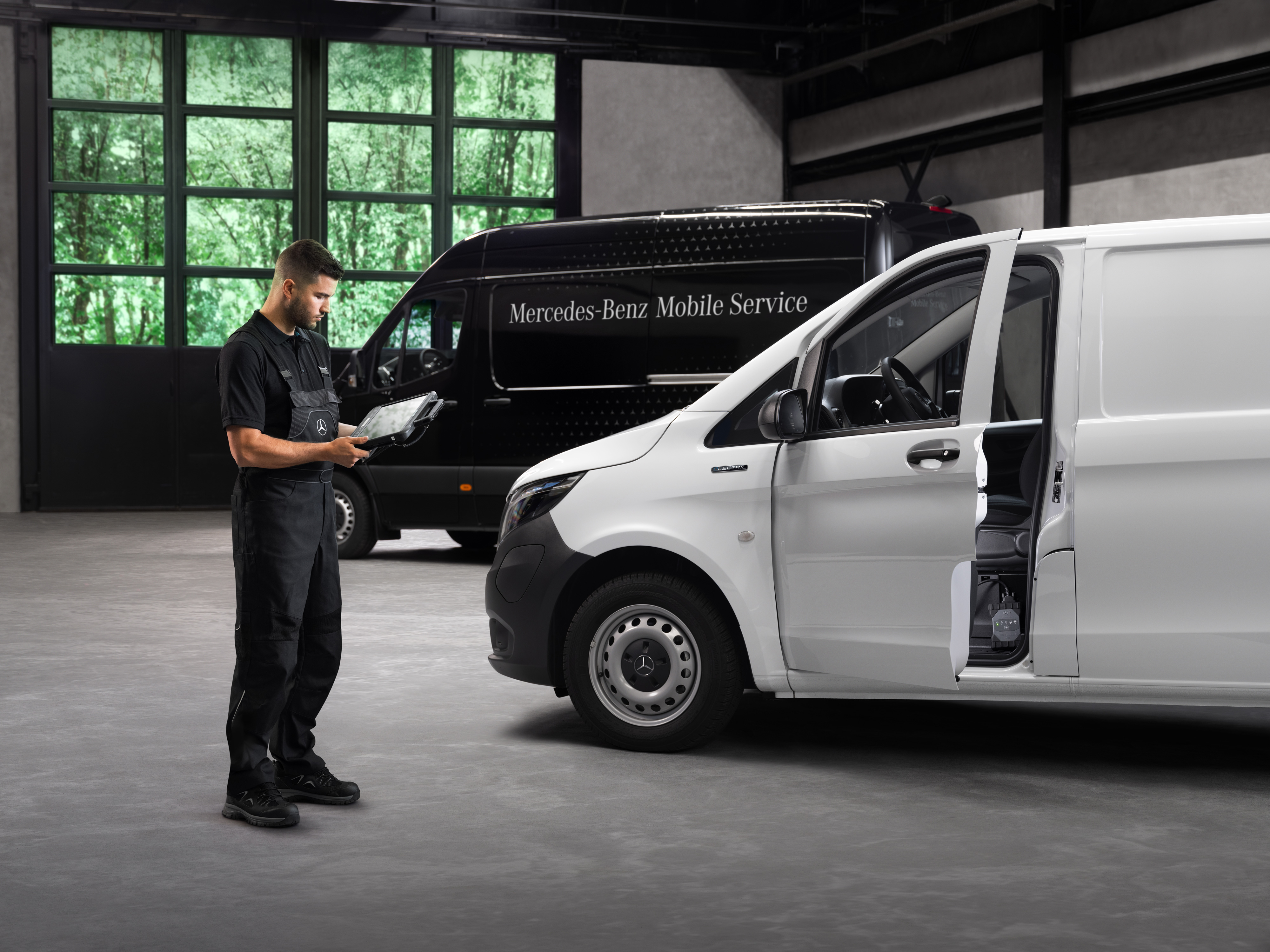 Mercedes-Benz | Mobilní servis Technik kontroluje v dílně bílé dodávkové vozidlo Mercedes-Benz Vito.