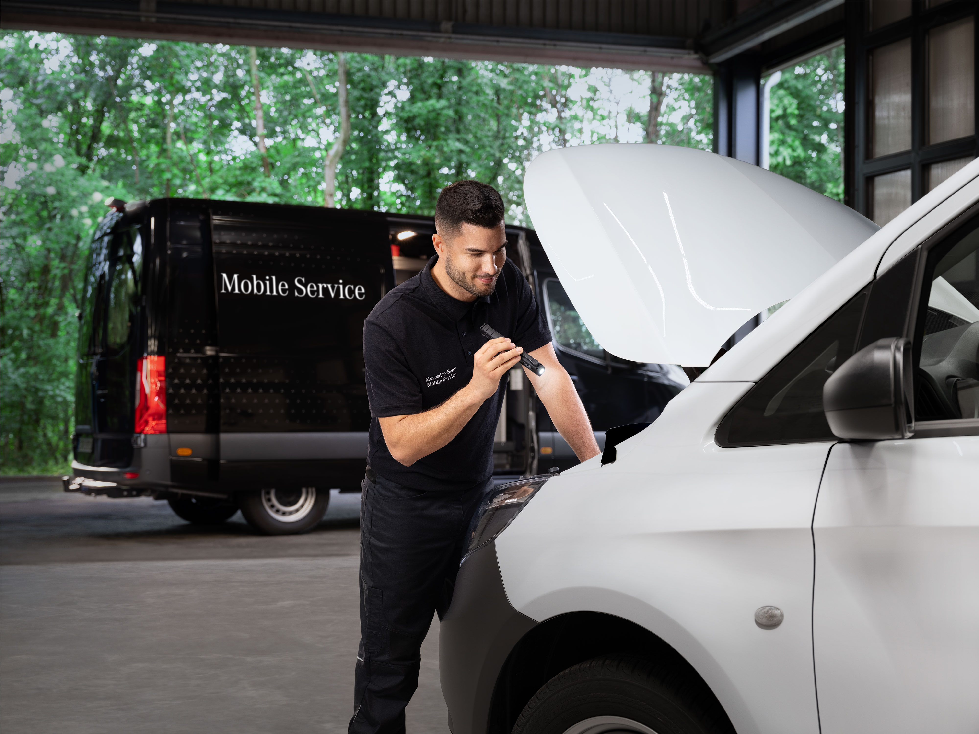 Mercedes-Benz | Údržba | Mobilní servis Mechanik kontrolující motor bílého dodávkového vozidla Mercedes-Benz.