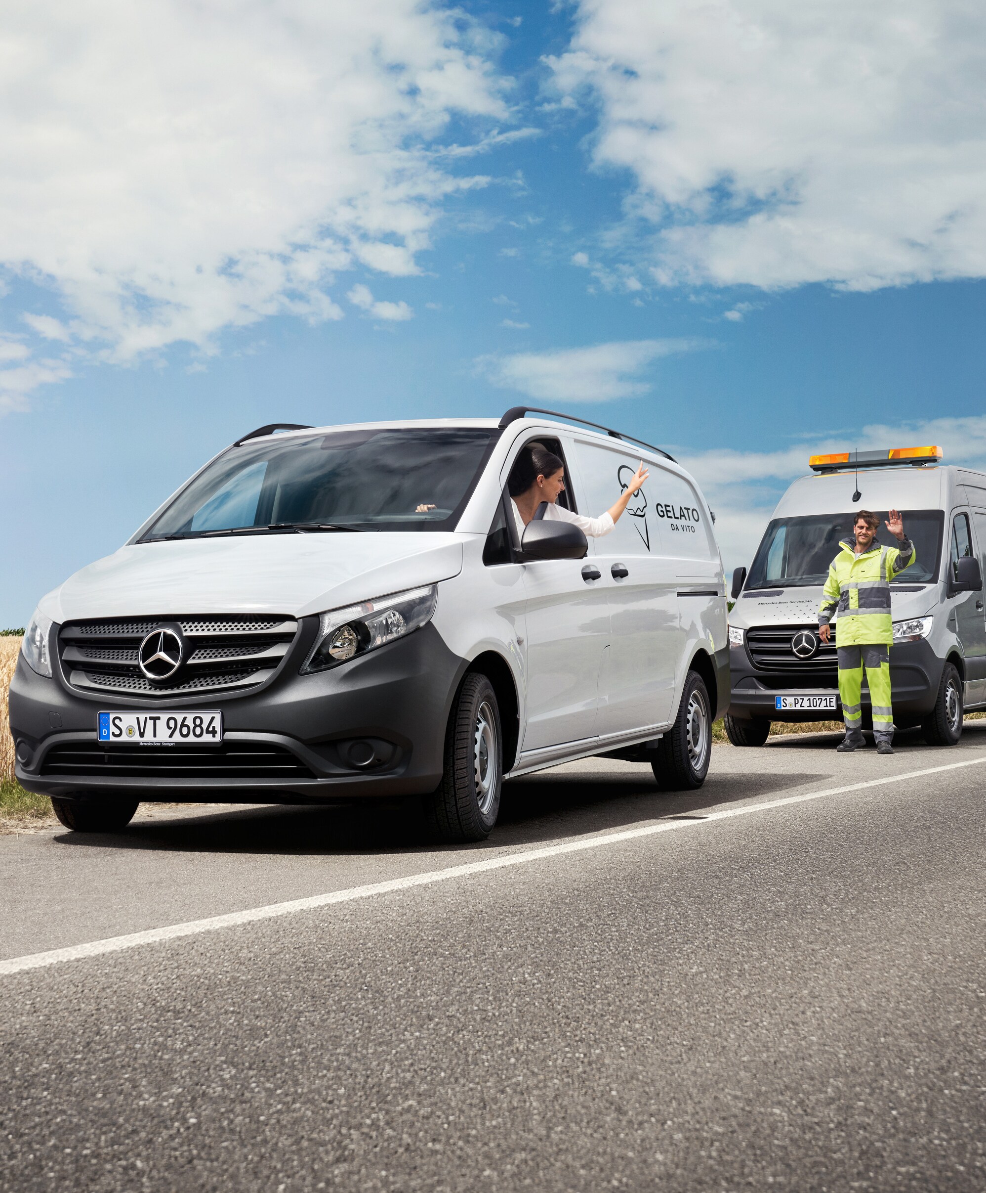 Mechanik poskytující zákazníkovi asistenční službu v&nbsp;bílém dodávkovém vozidle Mercedes-Benz Vito.