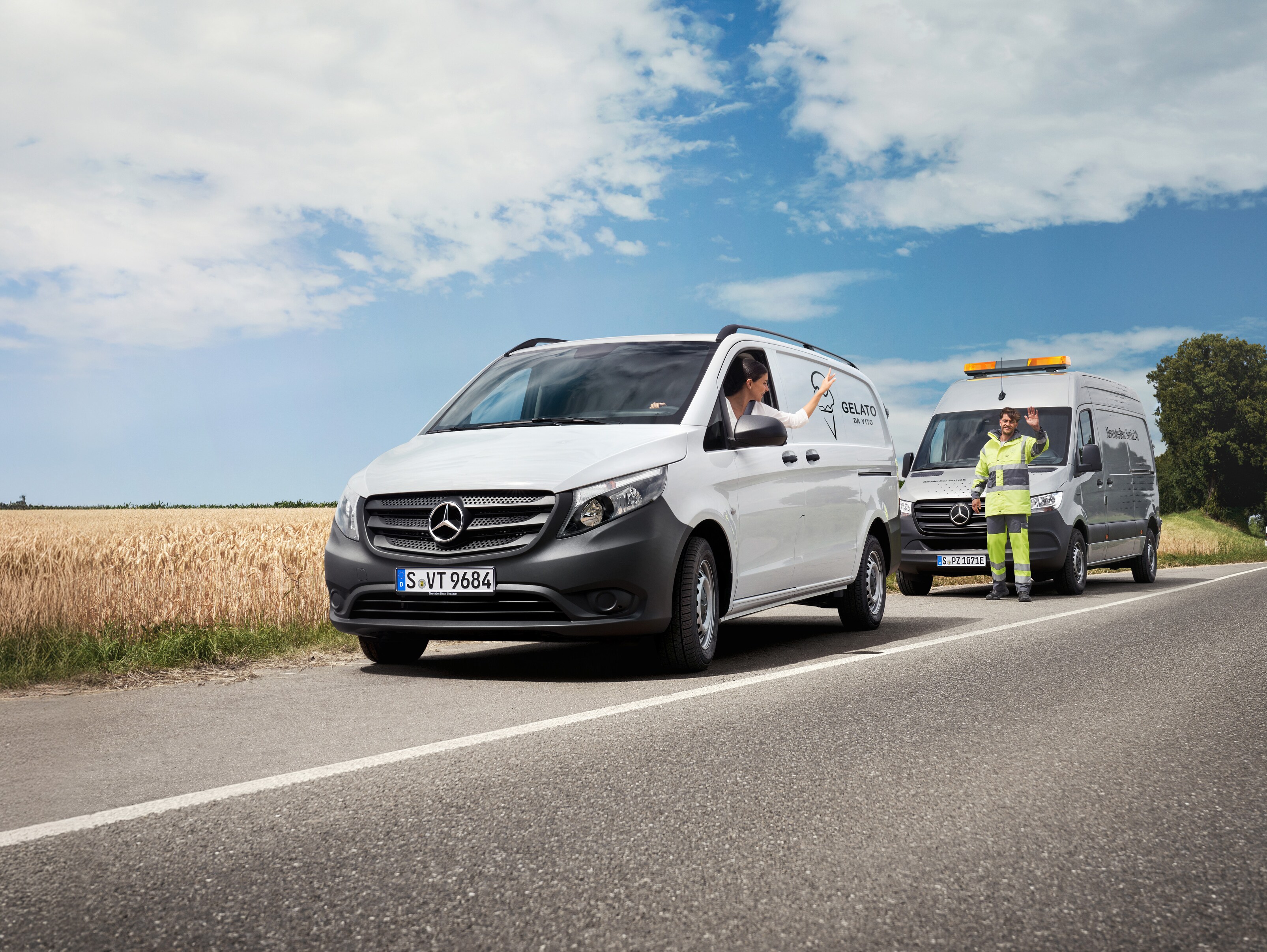 Mechanik poskytující zákazníkovi asistenční službu v&nbsp;bílém dodávkovém vozidle Mercedes-Benz Vito.