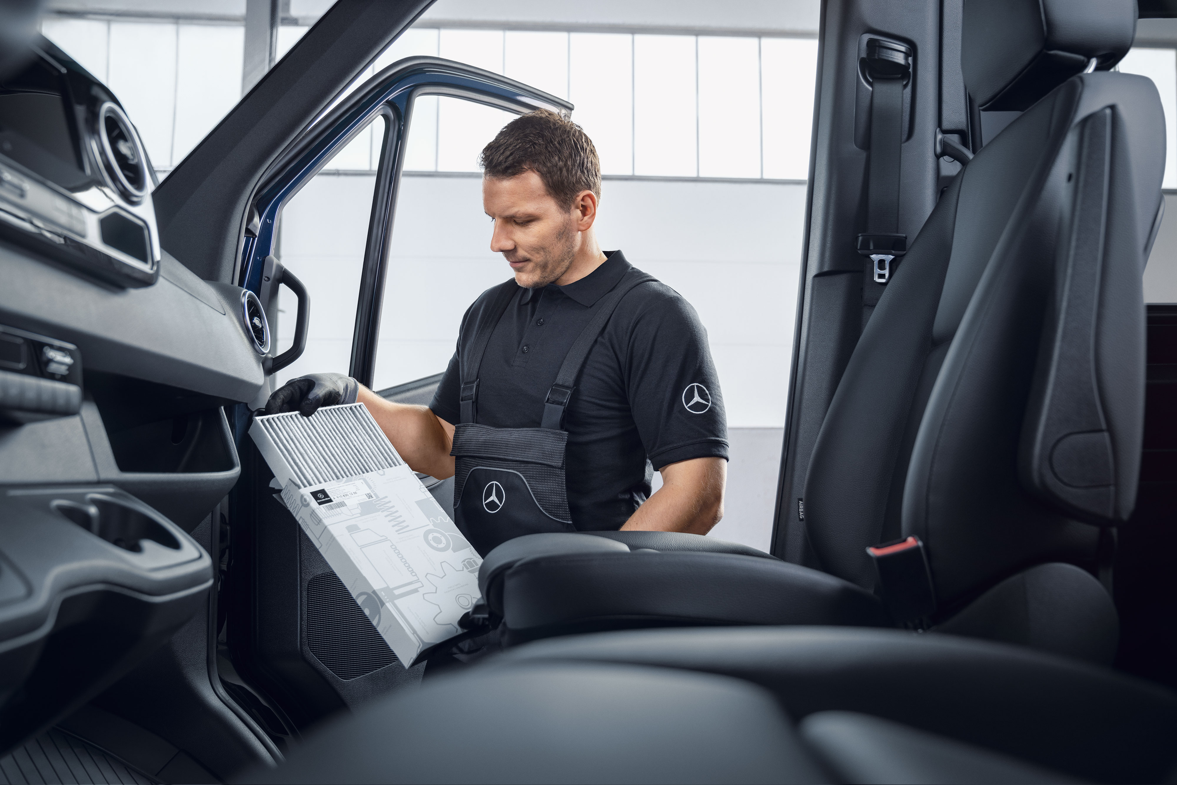 Mercedes-Benz | Údržba | Pravidelná údržba Mechanik Mercedes-Benz mění vzduchové filtry.