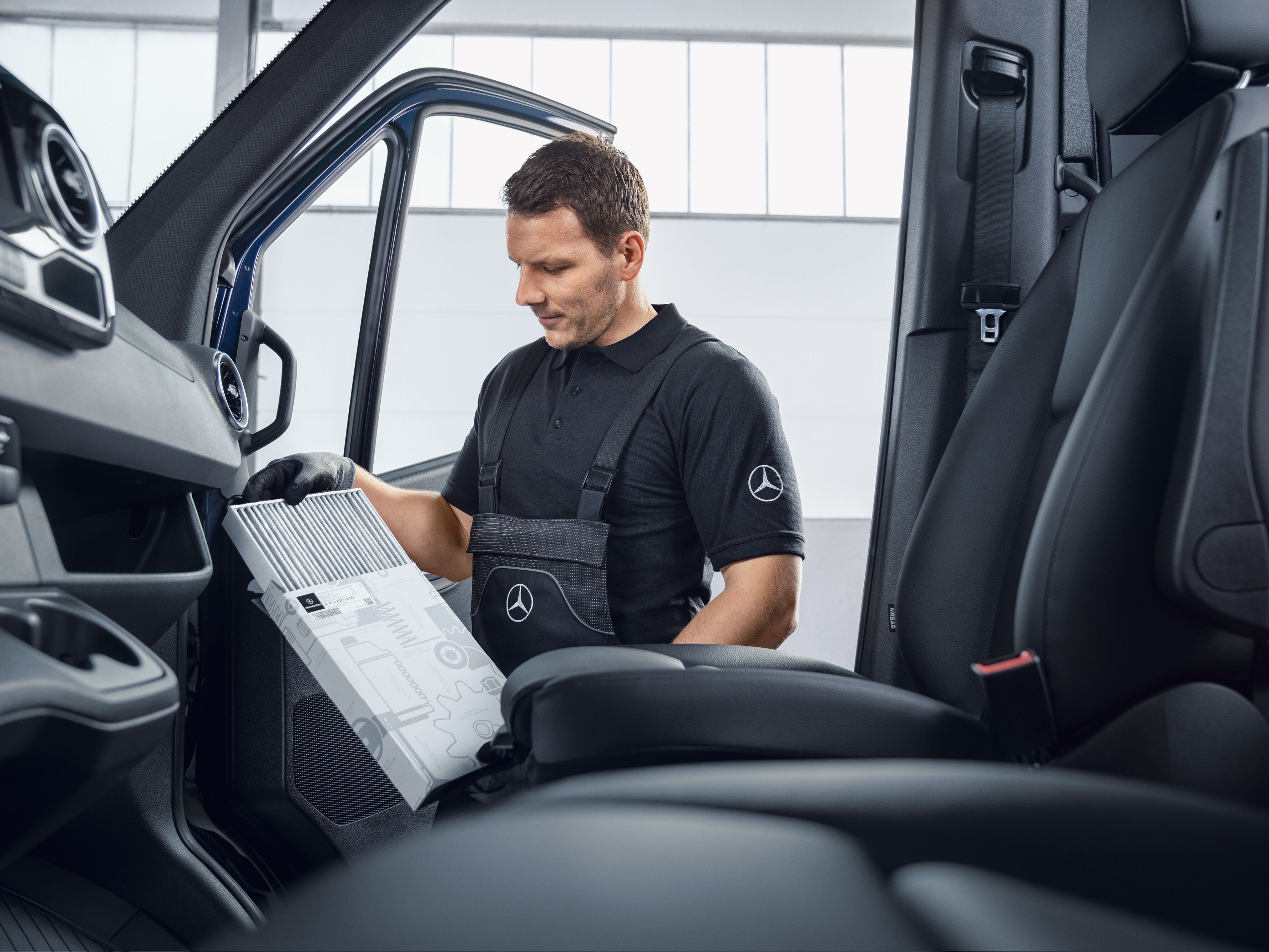 Mechanik Mercedes-Benz mění vzduchové filtry.