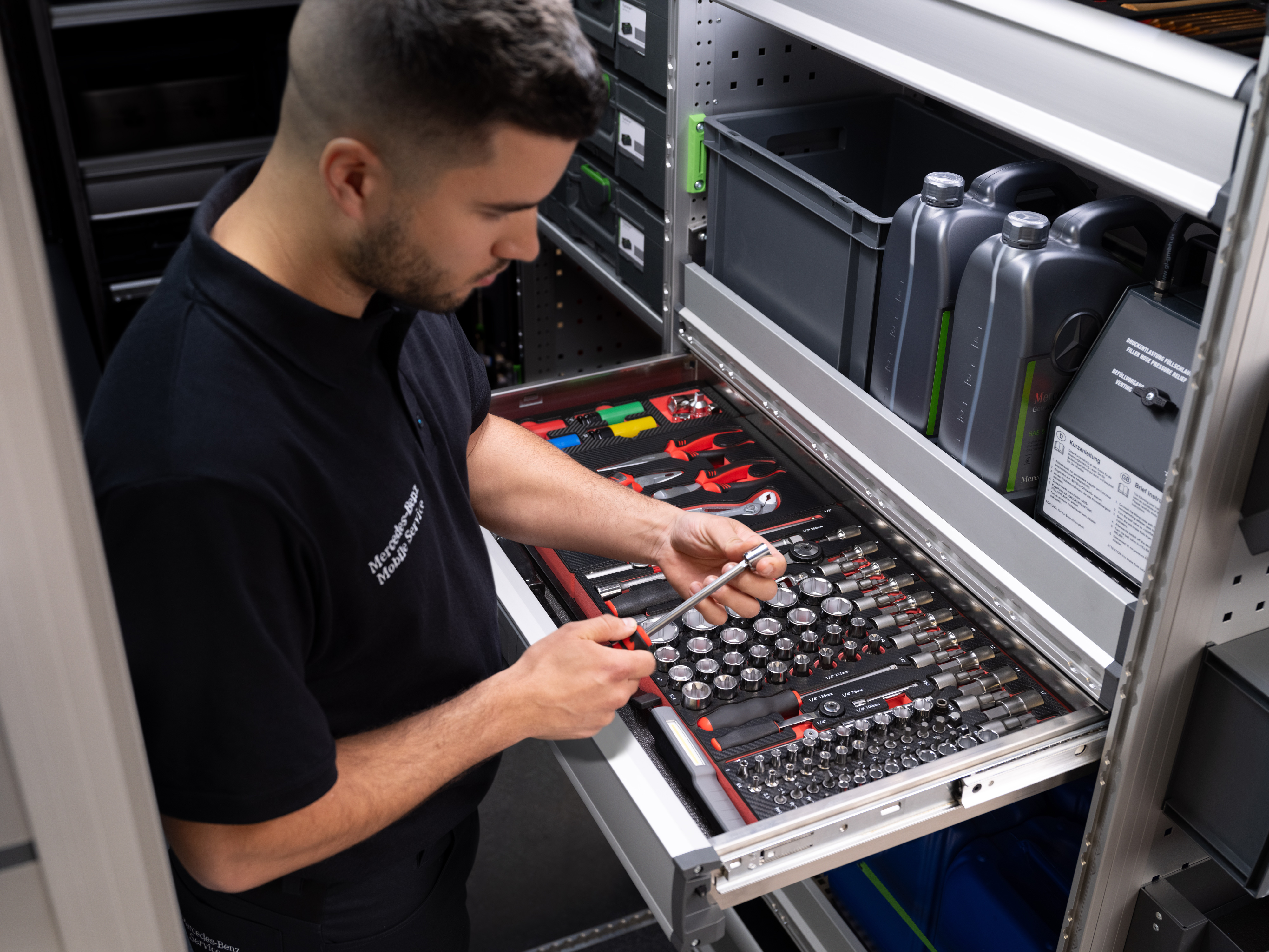 Mercedes-Benz | Mobilní servis | Elektronika Technik vybírá položku ze zásuvky plné nářadí.