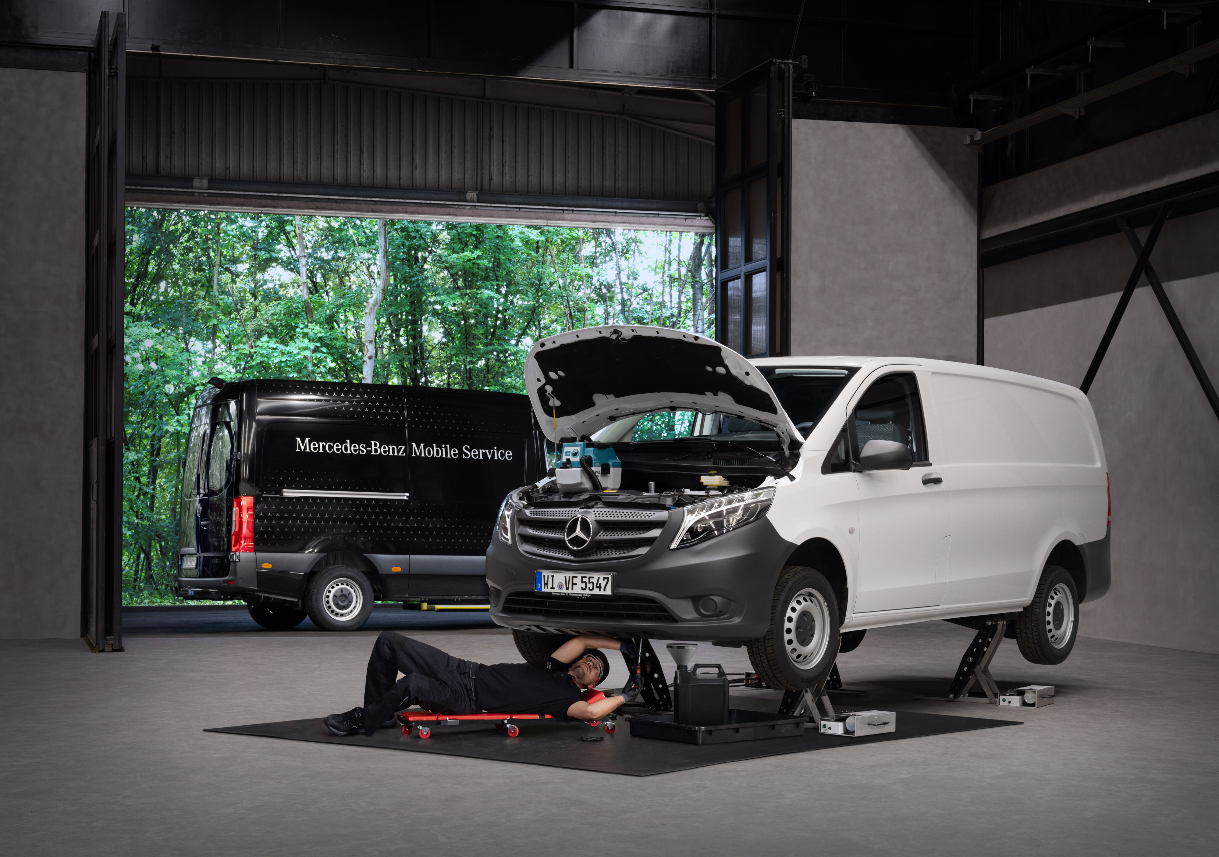 Mercedes-Benz | Mobilní servis | Údržba a opravy Technik opravuje bílé dodávkové vozidlo Mercedes-Benz Vito.