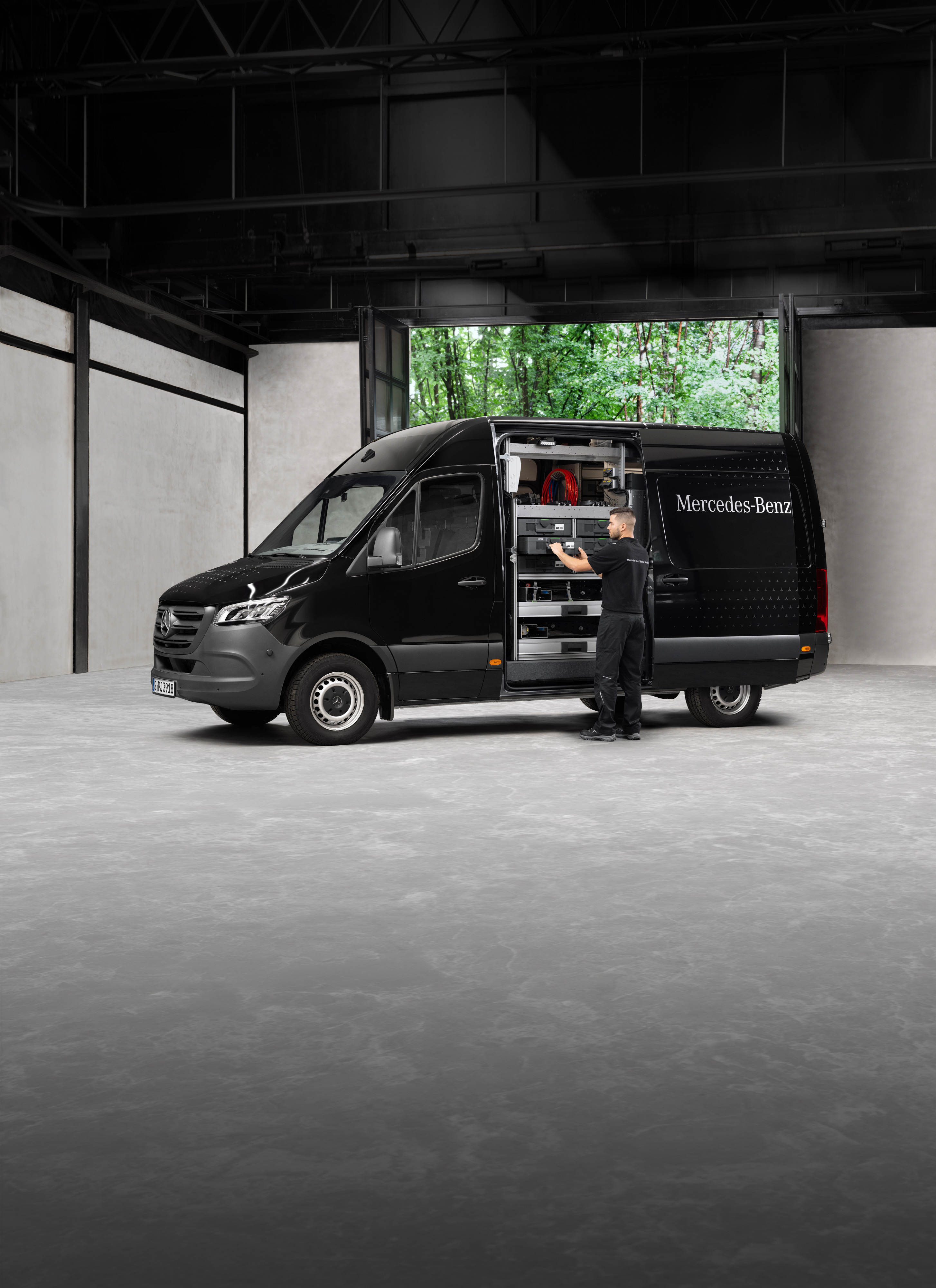 Mercedes-Benz | Mobilní servis | Sezónní prohlídka Technik vyndává nářadí z černého dodávkového vozidla Mercedes-Benz Sprinter.