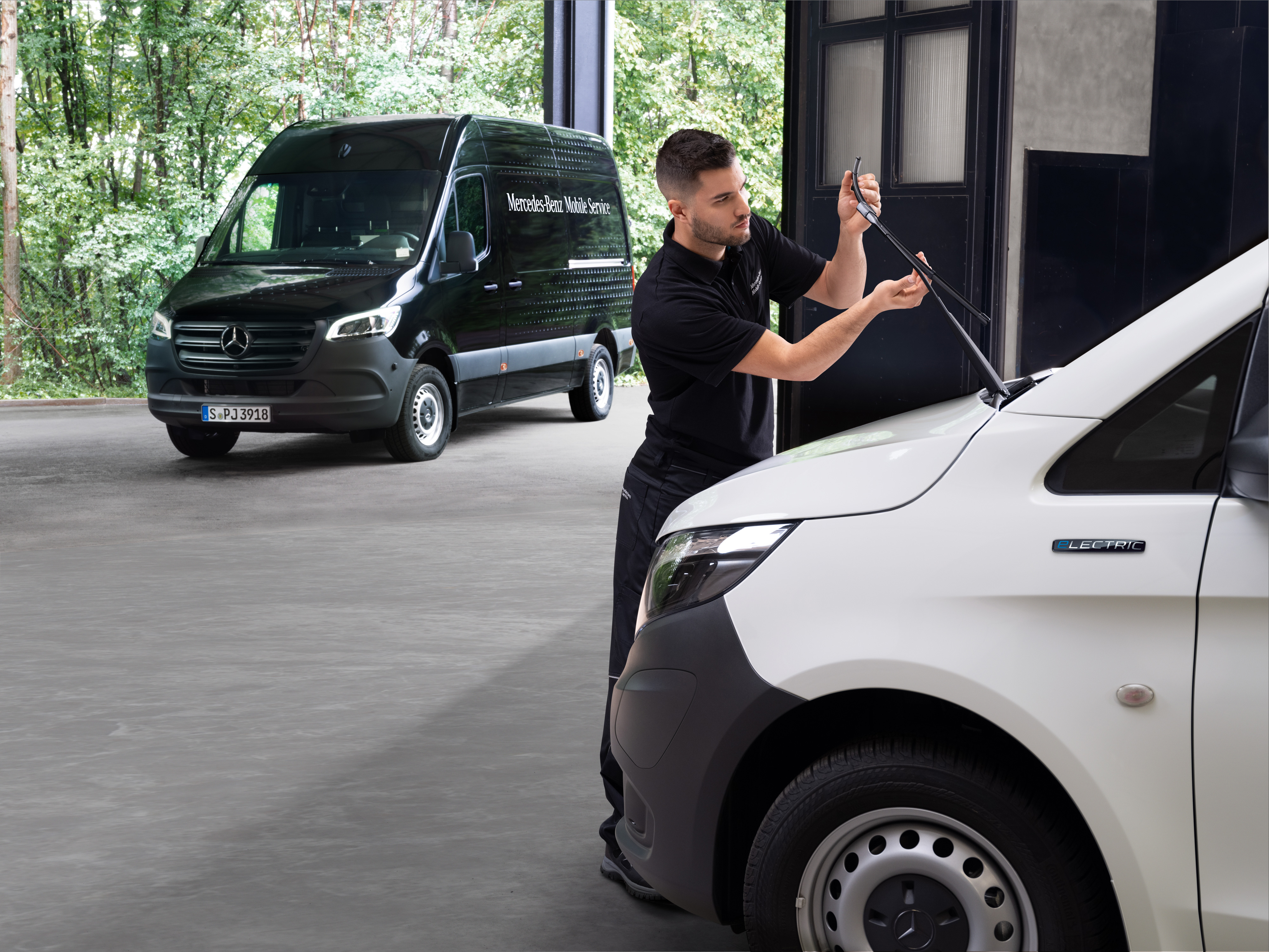 Mercedes-Benz | Mobilní servis | Další služby Technik mění stírátka u bílého dodávkového vozidla Mercedes-Benz Vito.