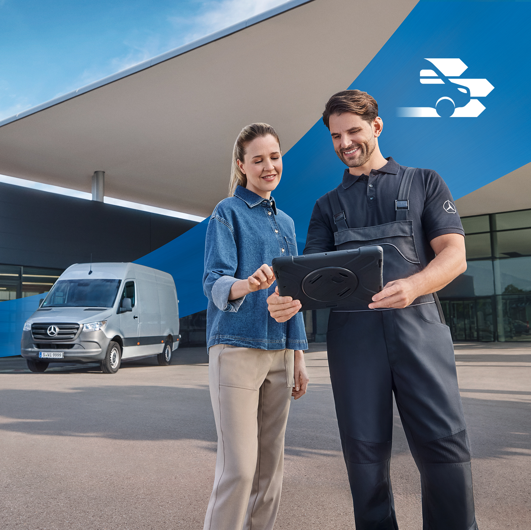 Mercedes-Benz | Přehled služeb Technik Mercedes-Benz hovoří se zákazníkem před autosalonem – komplexní servis užitkových vozidel pro zákazníky Mercedes-Benz.