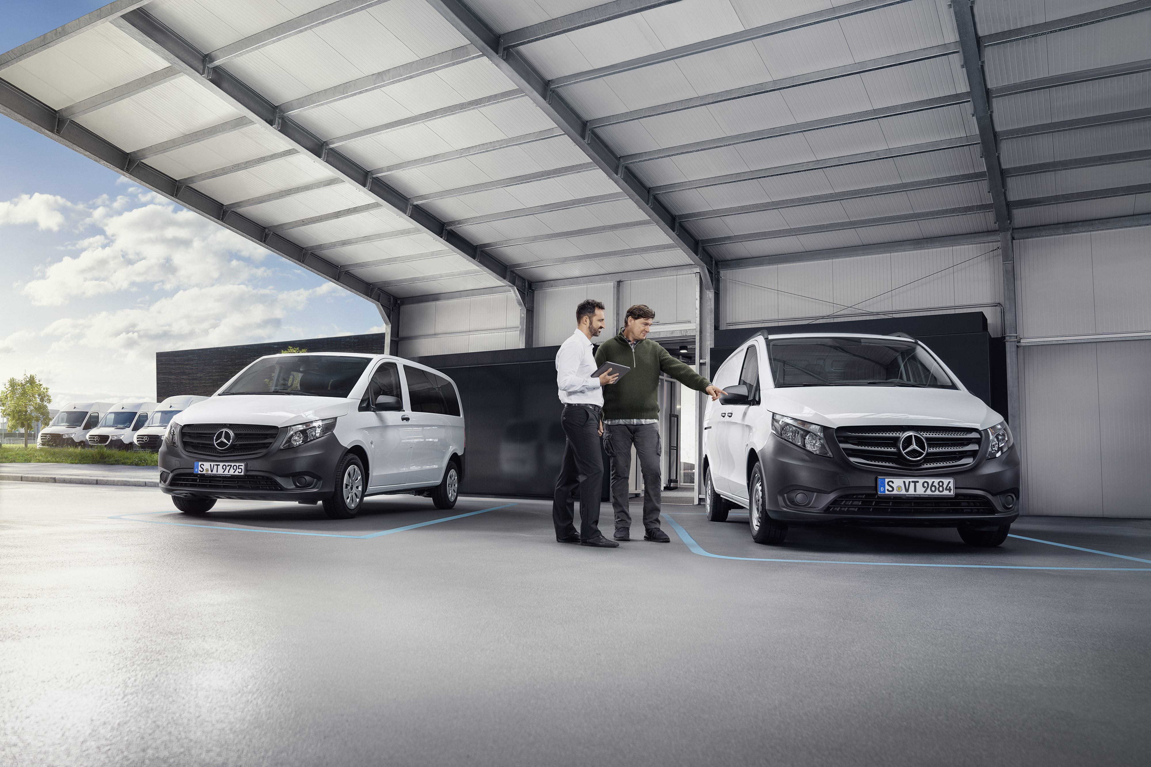 Mercedes-Benz | Svolávací akce Agent zákaznické podpory Mercedes-Benz se zákazníkem v partnerské servisní pobočce před dodávkovými vozidlem.