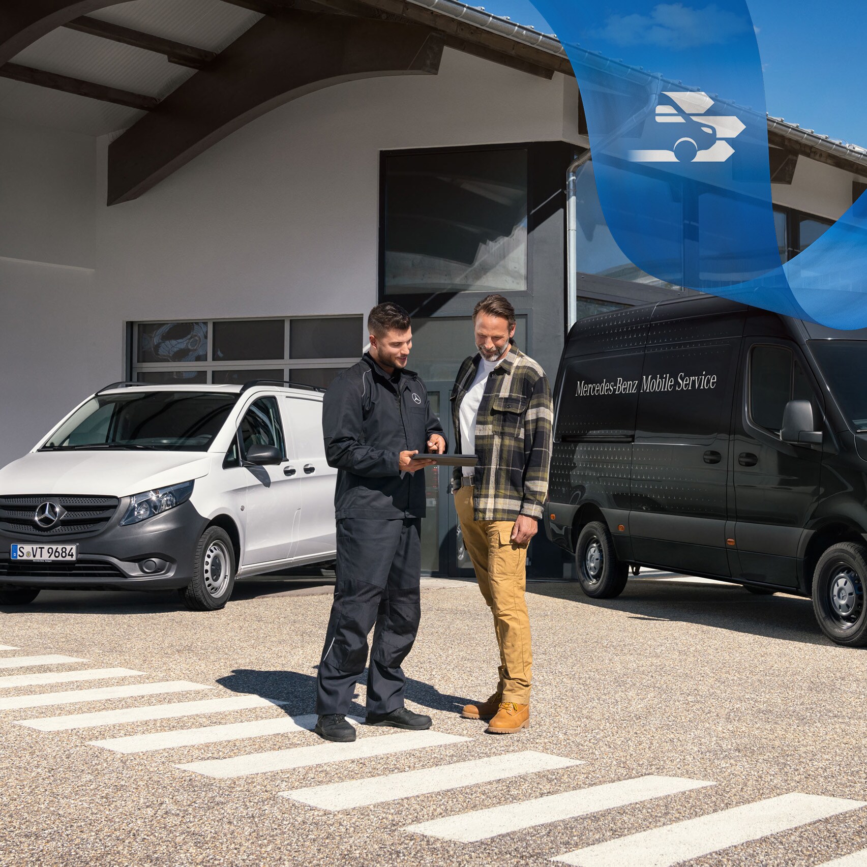 Dva muži si povídají před bílým dodávkovým vozidlem Mercedes-Benz Vito a&nbsp;černým dodávkovým vozidlem Mercedes-Benz Sprinter.